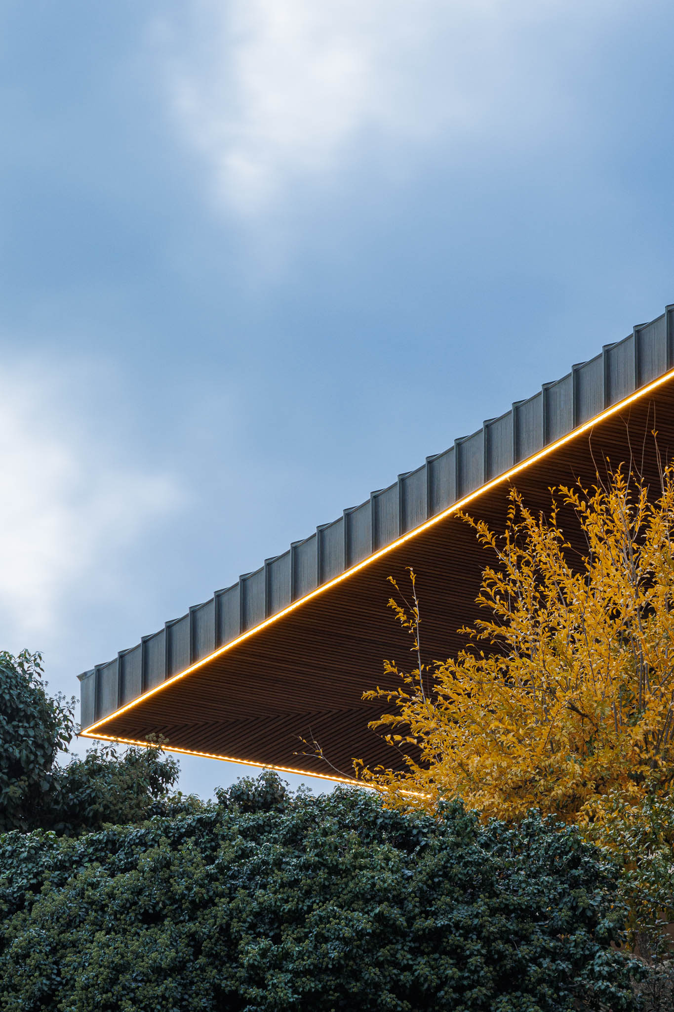 Varanda: Vista noturna da varanda com guarda em rede metálica preta e iluminação exterior. — The Vagar – Country House arquitetura David Bilo Arquitectos e Filipe Pina Arquitectura em Belmonte