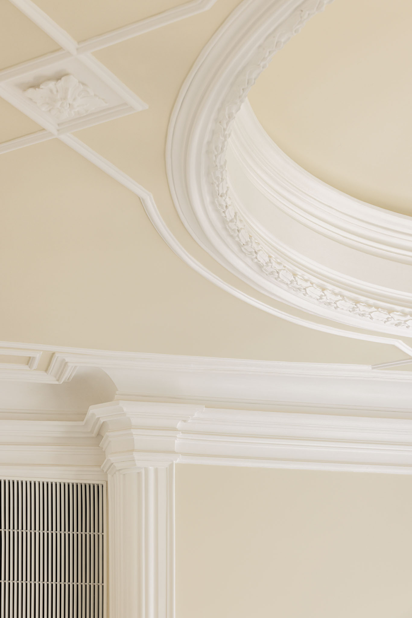 Tecto: Detalhe do tecto com molduras clássicas brancas e grelha de ventilação. — Casa Kala arquitetura Ren Ito em Porto