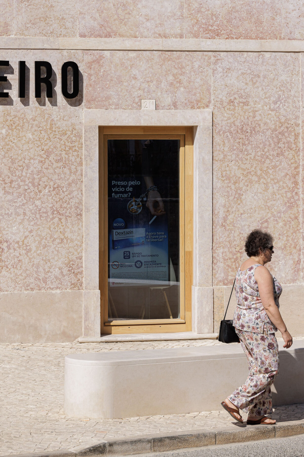 Farmacia Ribeiro em Montelavar com Arquitectura Esquissos e foto