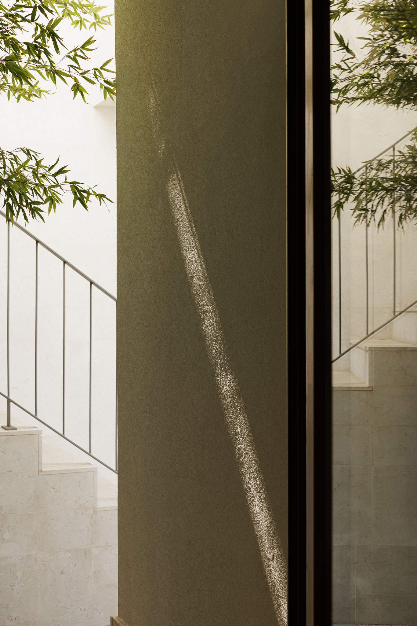 Exterior: Detalhe da parede exterior com revestimento texturado, escadas e vegetação. — Farmácia NR arquitetura Esquissos Arquitectura em Sintra