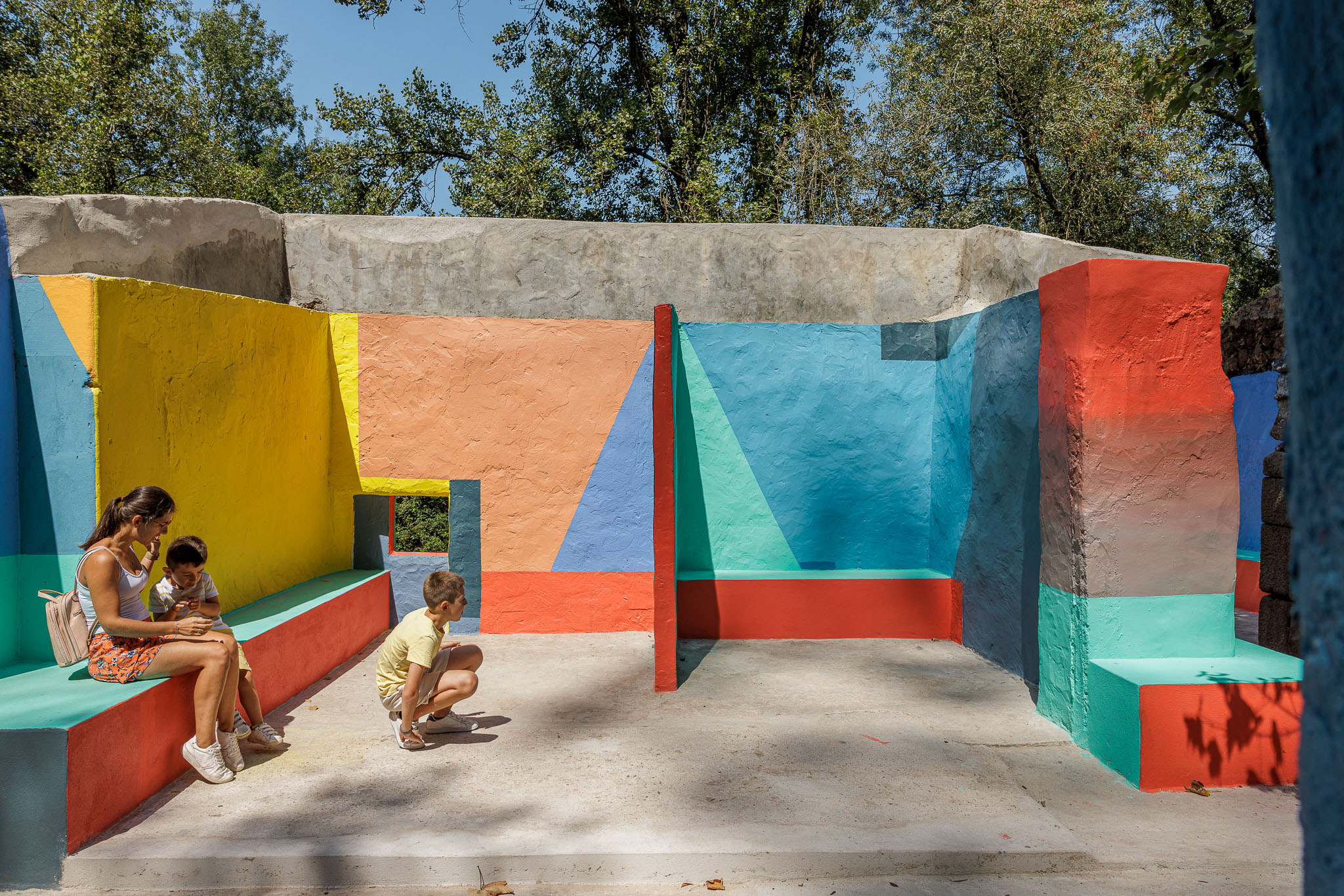 Espaço de lazer: Interior de estrutura colorida em betão pintado, com padrão geométrico. — Caminho das Escadinhas arquitetura Paulo Moreira Architectures e verkron em Matosinhos