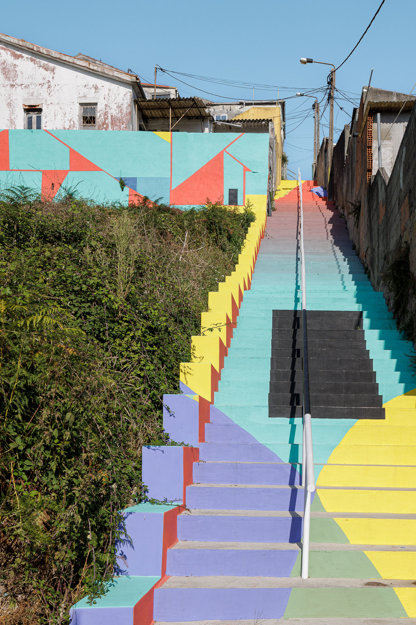 Escadaria: Longa escadaria colorida em betão pintado, com corrimão metálico preto. — Caminho das Escadinhas arquitetura Paulo Moreira Architectures e verkron em Matosinhos