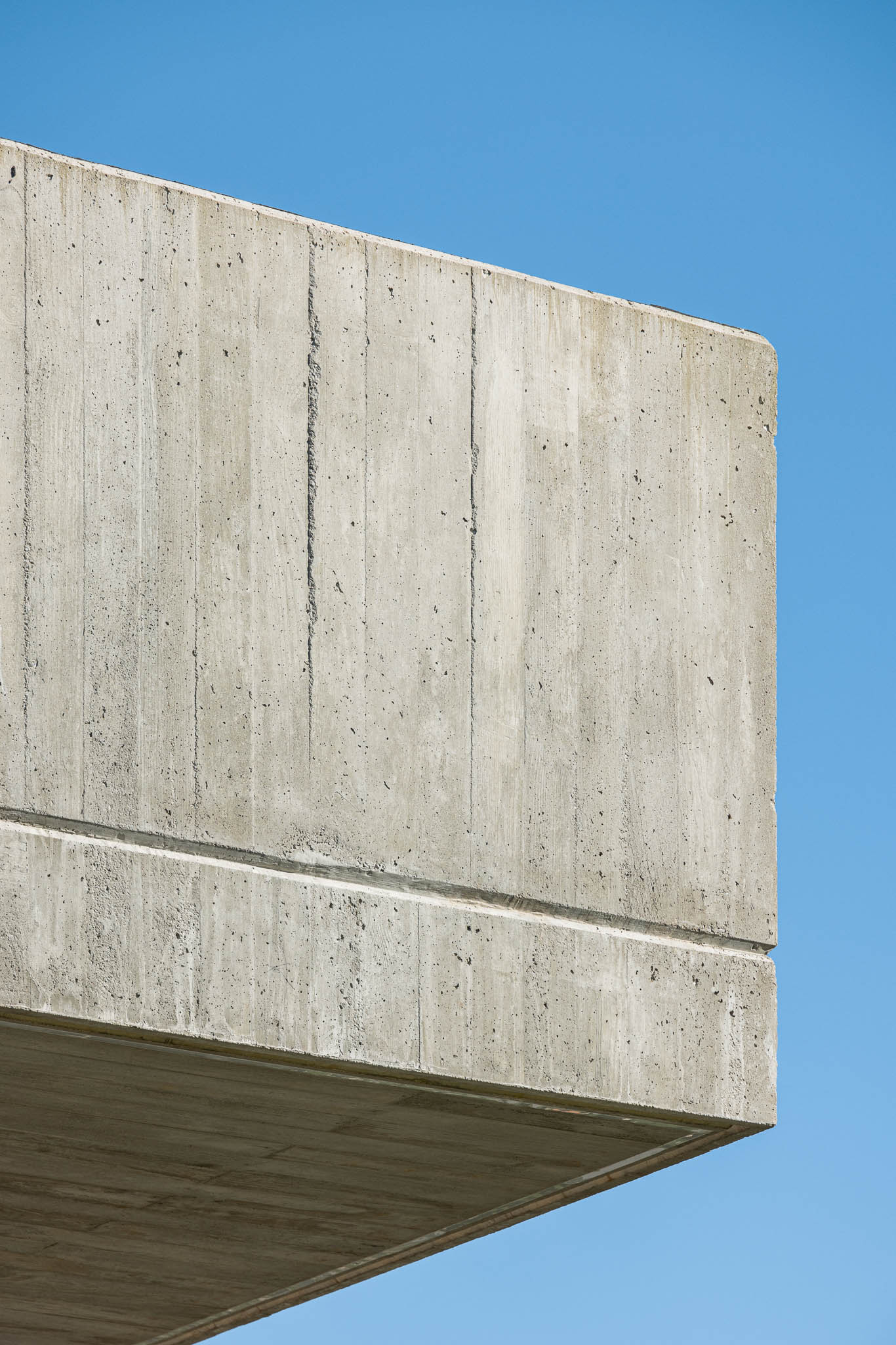 Exterior: Laje de betão aparente. — TM House arquitetura Inception Architects Studio em Santo Tirso