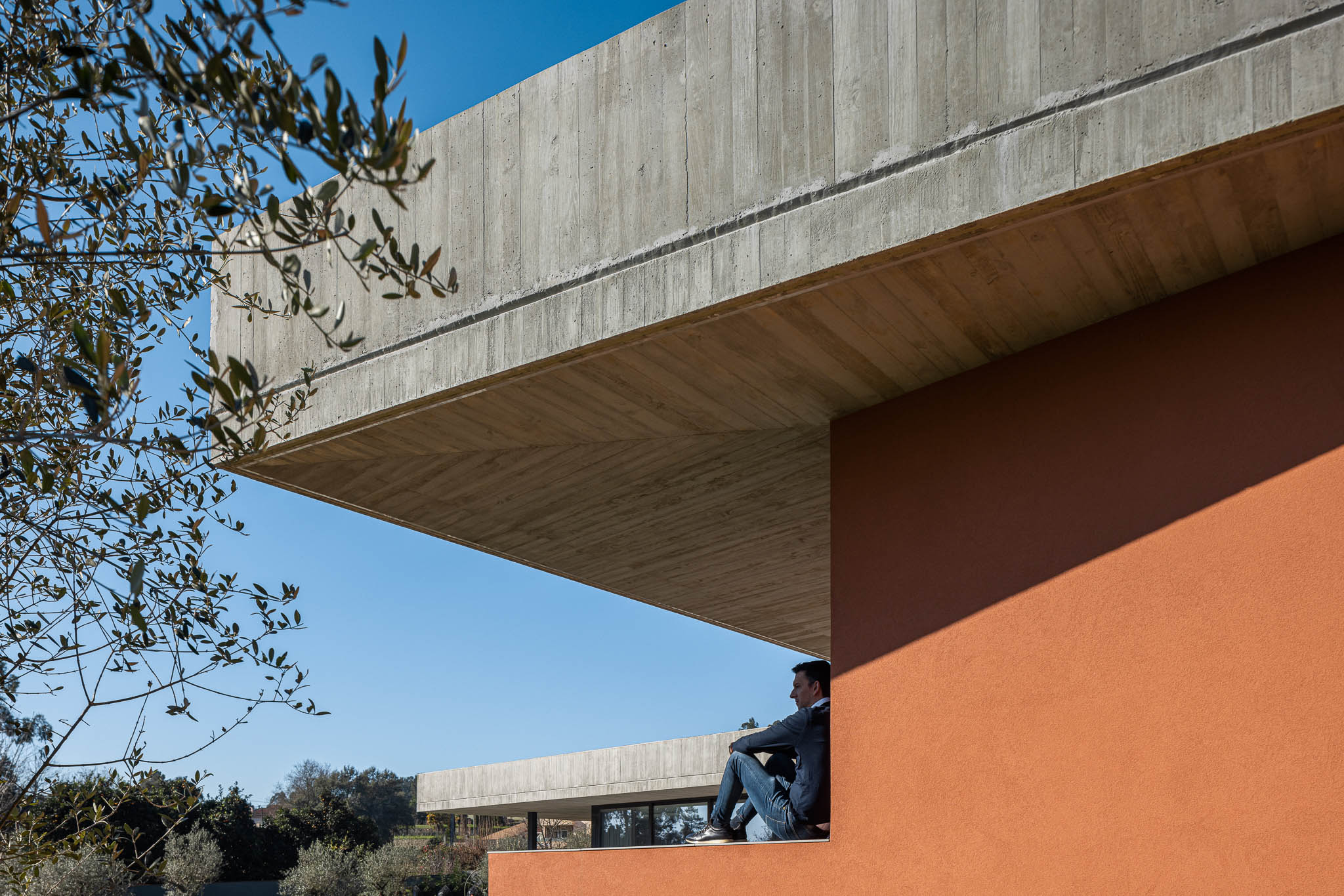 Exterior: Detalhe da laje de betão aparente. — TM House arquitetura Inception Architects Studio em Santo Tirso