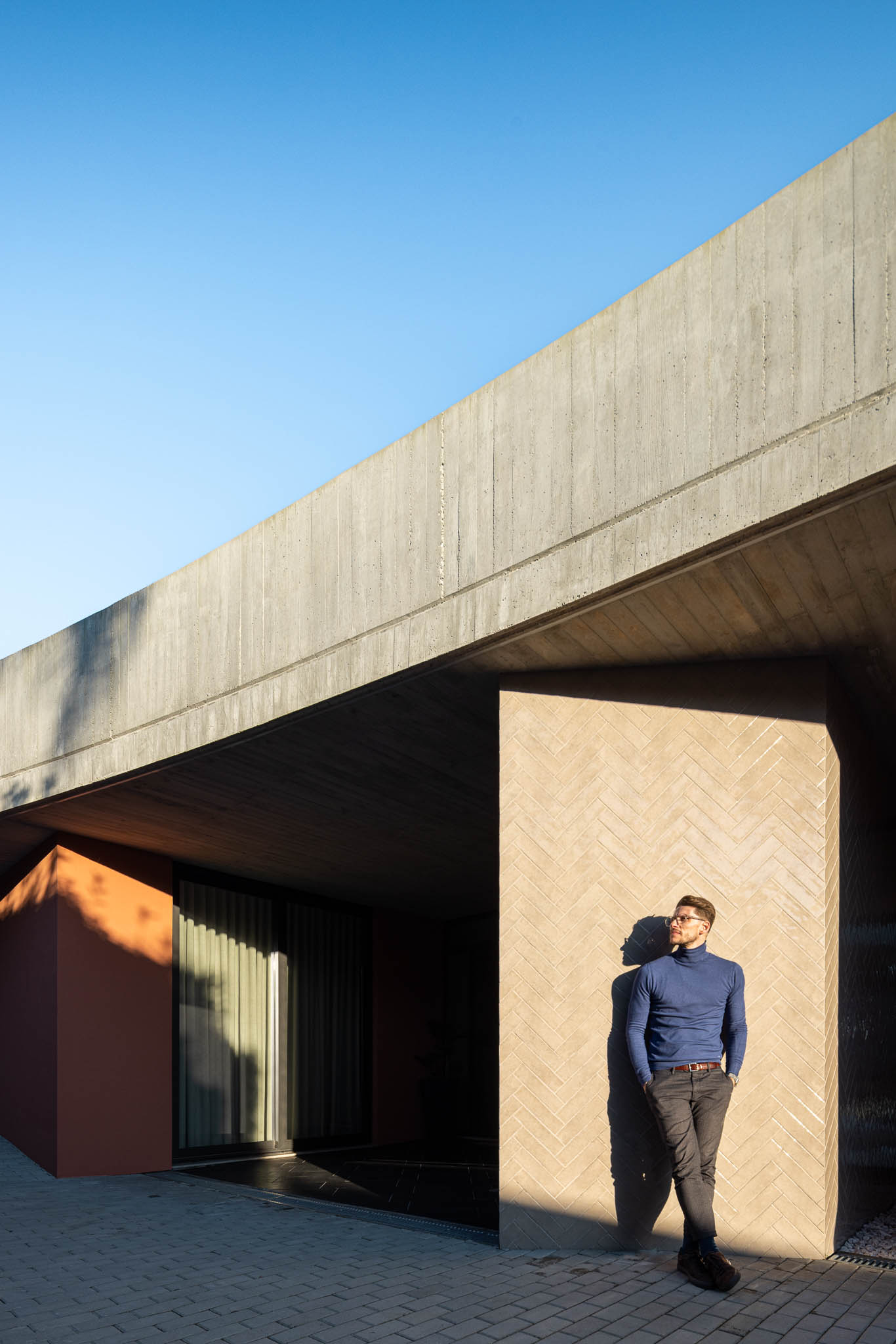 Casa de banho: Detalhe de parede cor de tijolo e revestimento cerâmico em espinha de peixe. — TM House arquitetura Inception Architects Studio em Santo Tirso