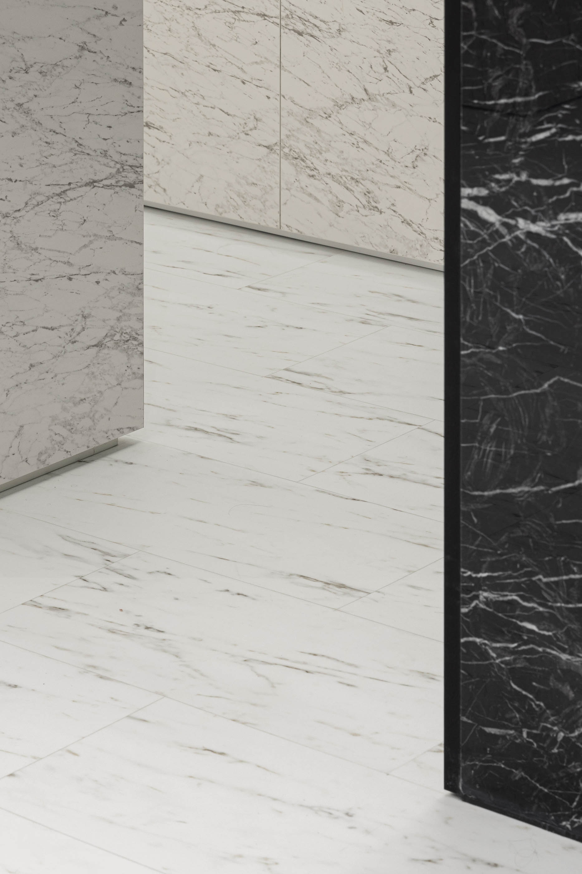 Loja: Detalhe do pavimento em mármore branco, com divisórias em mármore branco e preto. — Walk With Me Store arquitetura REM'A Arquitectos em Porto