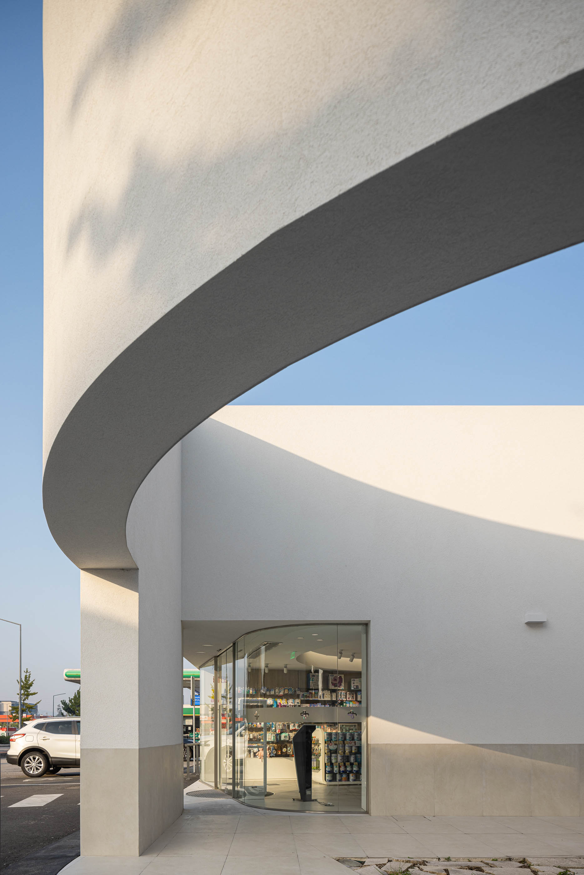 Drive Farma: Cliente a ser atendido na janela do "Drive Farma". — Farmácia da Devesa arquitetura Tsou Arquitectos em Vila Nova de Famalicão