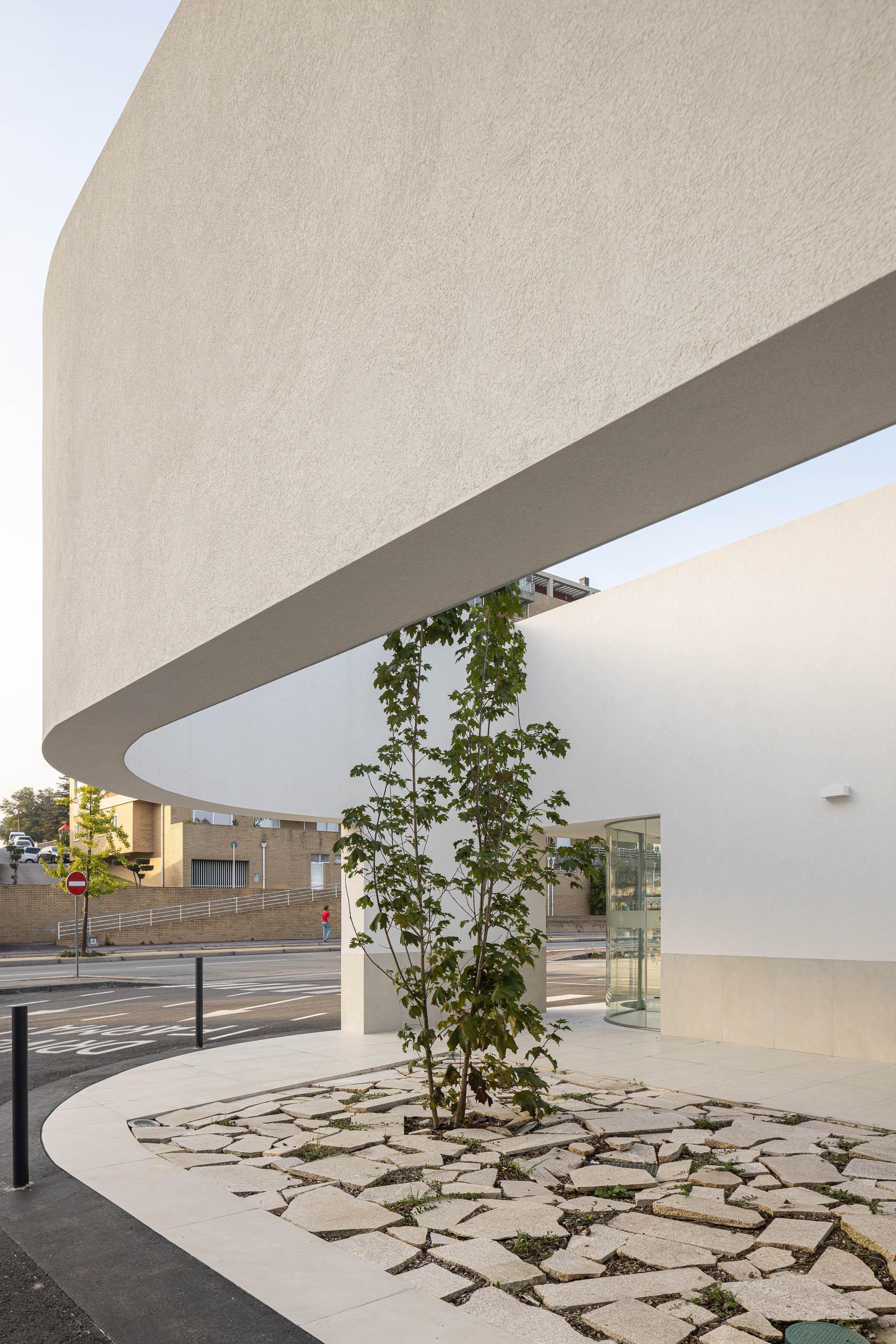 Exterior: Detalhe da sinalização luminosa "Farmácia da Devesa" e entrada envidraçada. — Farmácia da Devesa arquitetura Tsou Arquitectos em Vila Nova de Famalicão