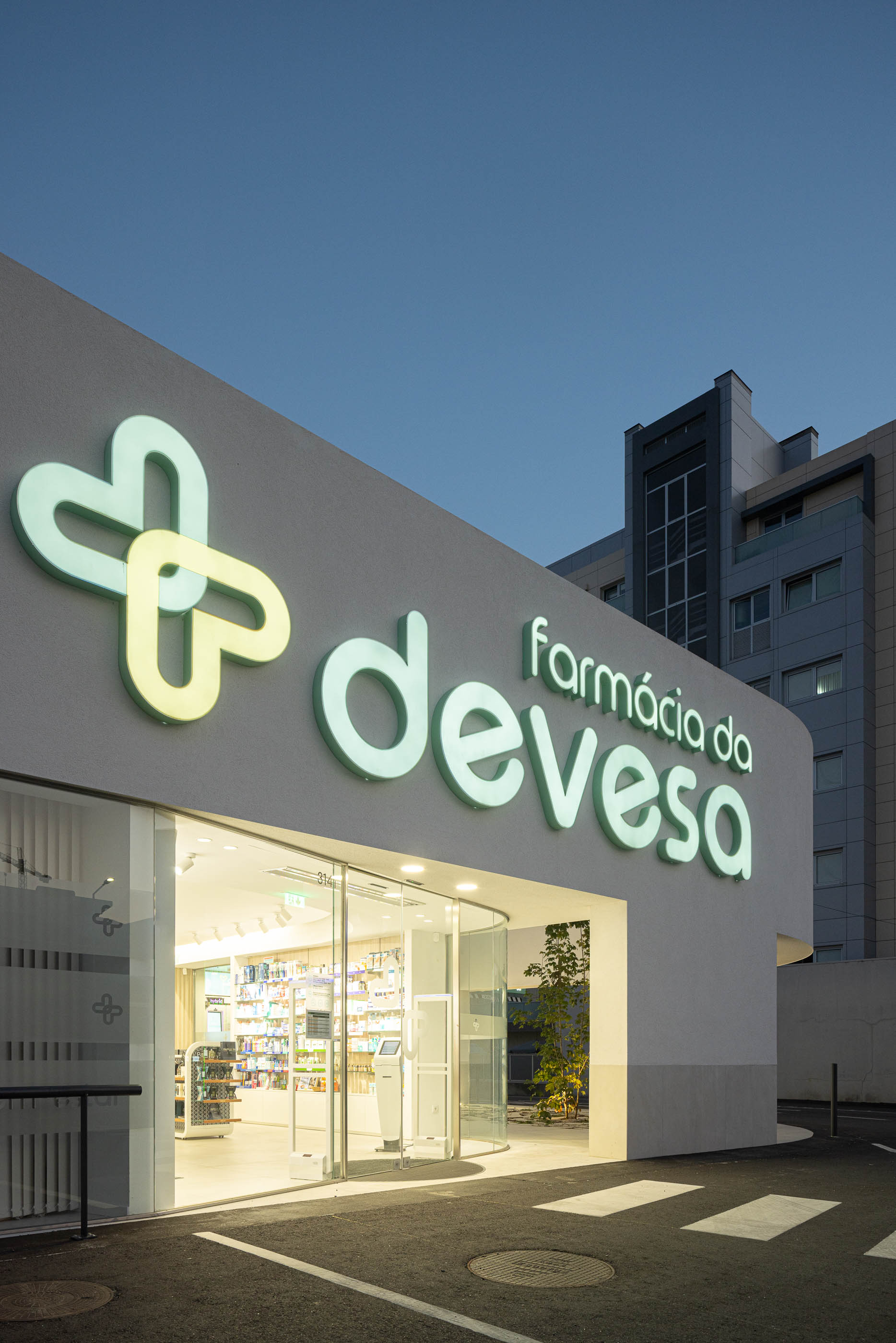 Fármacia Devesas em Famalicão com arquitetura Tsou Arquitetos
