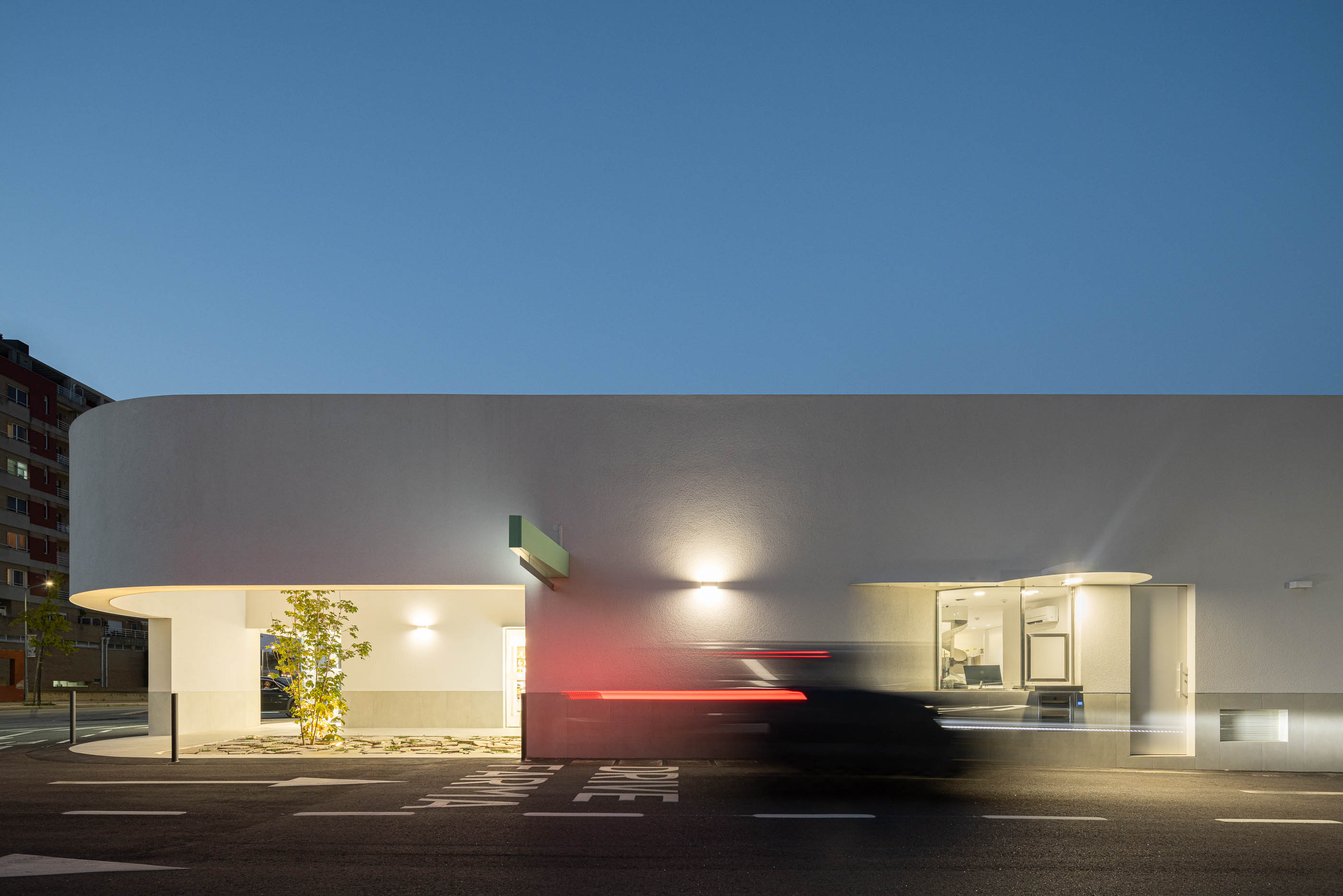Fármacia Devesas em Famalicão com arquitetura Tsou Arquitetos