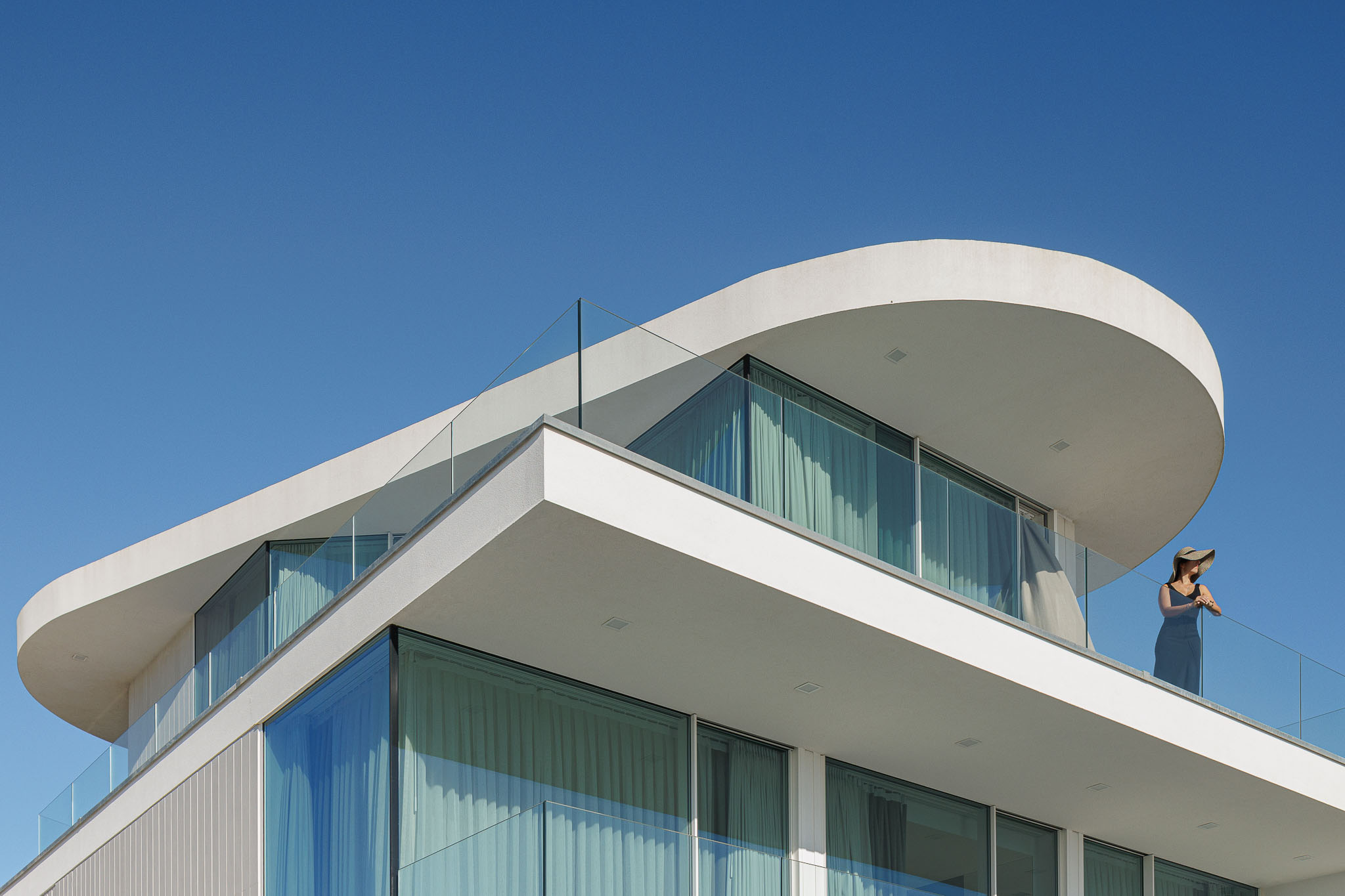 Exterior: Detalhe da piscina com escadas e pavimento cerâmico cinzento. — Moradia JD2 arquitetura Rui Rosmaninho Arquiteto em Ílhavo