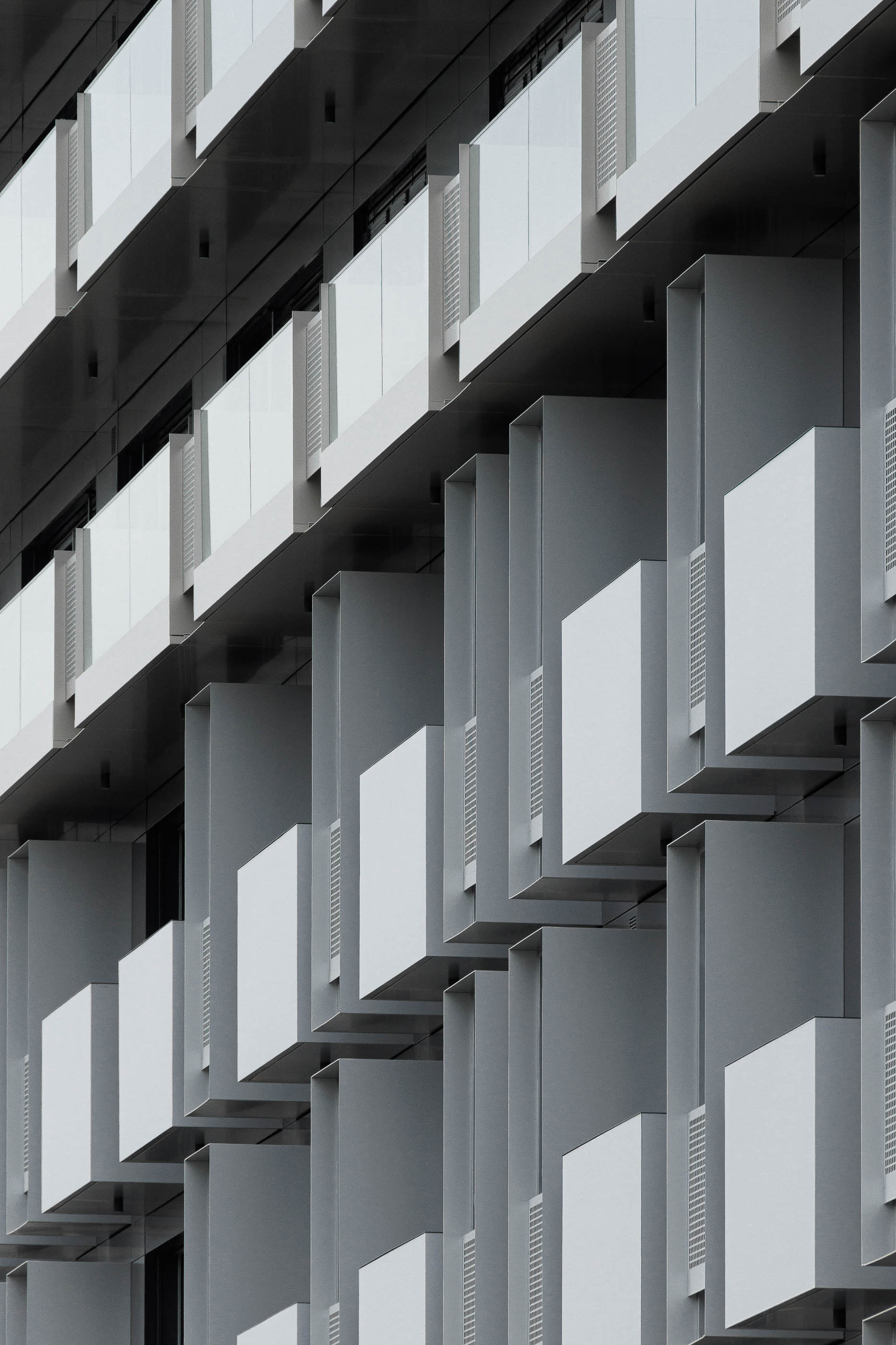 Exterior: Pormenor da fachada com varandas em cubo e grelhas metálicas. — Evolution Apartments Housing arquitetura António Paulo Marques, Arquiteto e Associados em Matosinhos