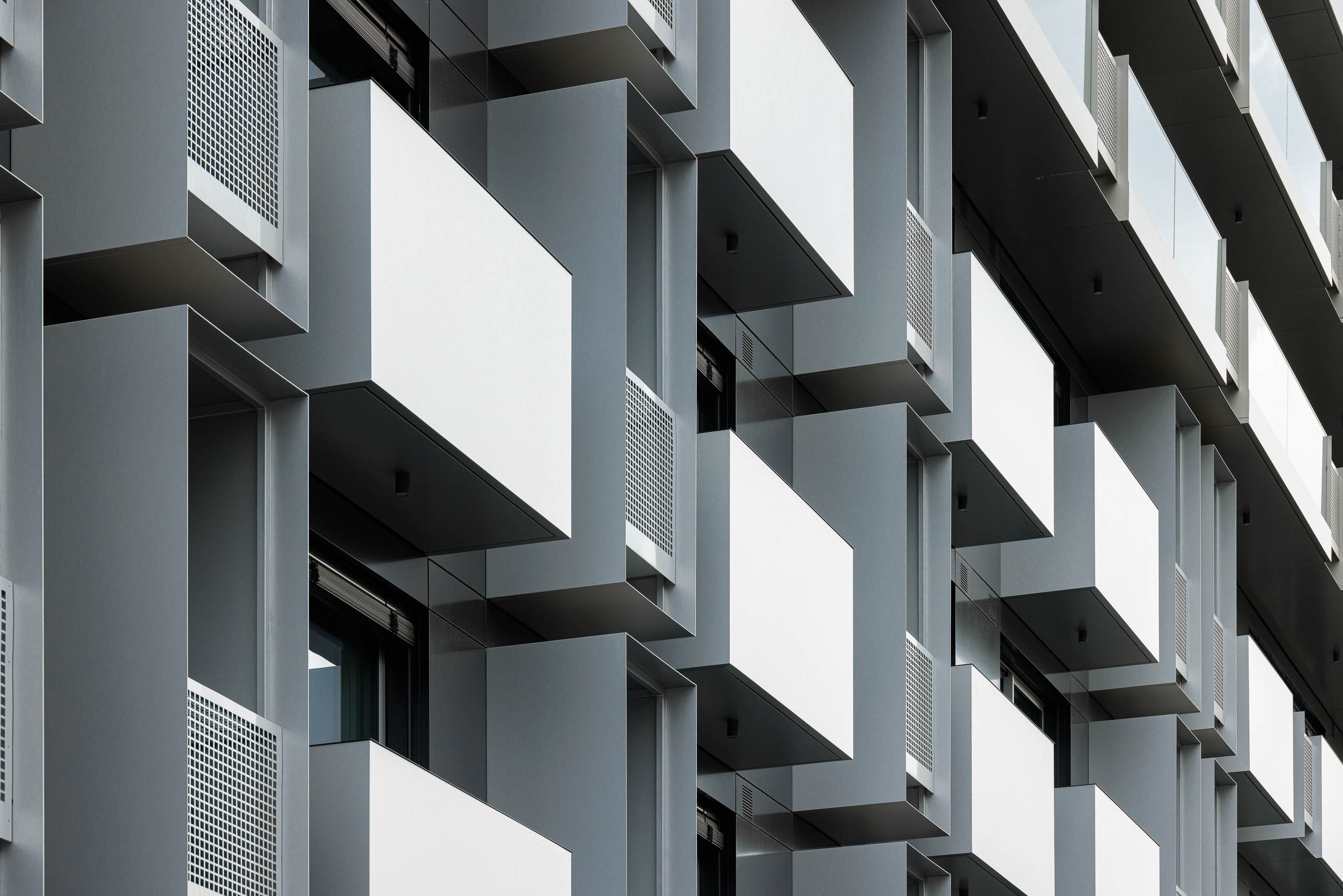 Exterior: Pormenor da fachada com varandas em cubo e janelas. — Evolution Apartments Housing arquitetura António Paulo Marques, Arquiteto e Associados em Matosinhos