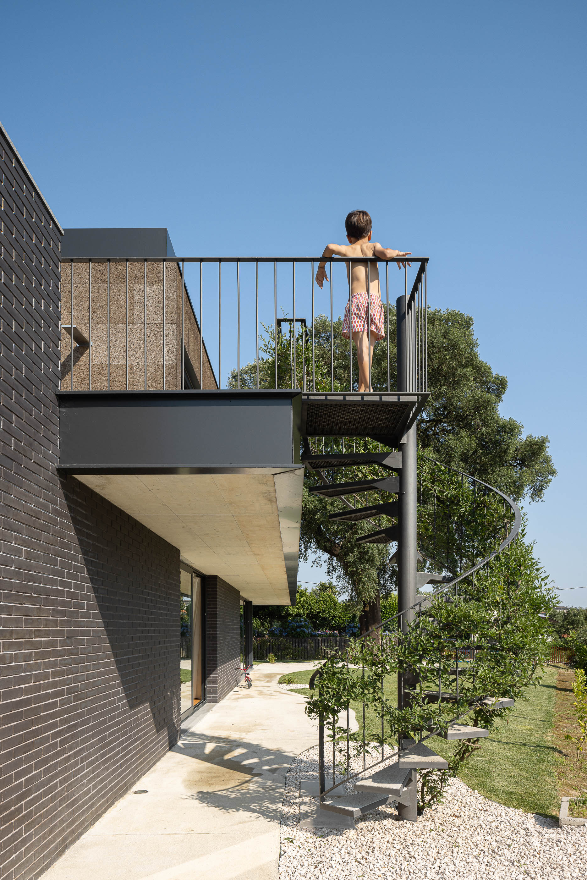 Piscina: Família na piscina com vista para as vinhas e paisagem montanhosa. — Casa do Sobreiro arquitetura Skemba - Arquitectura e Engenharia em Amarante