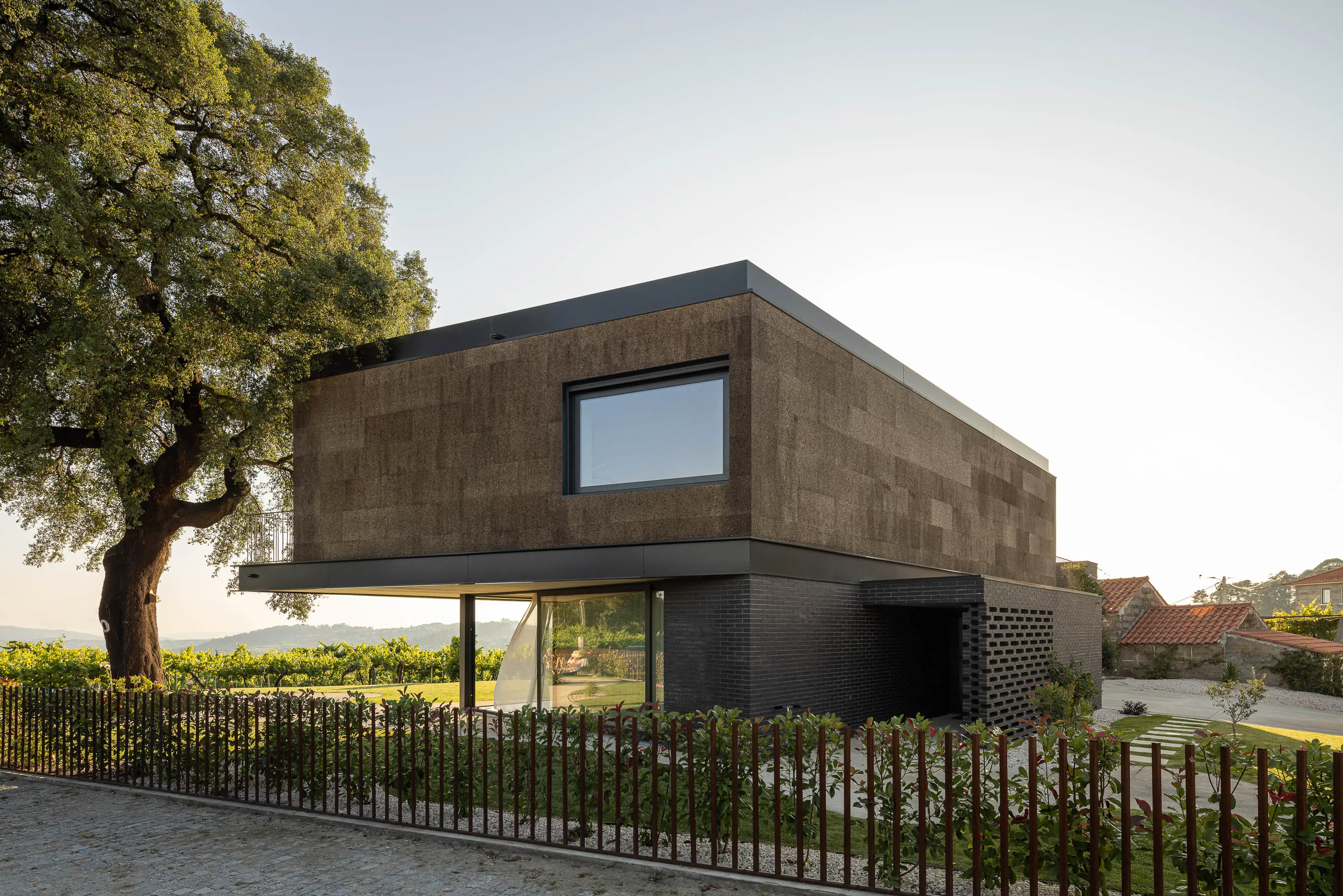Casa do Sobreiro com arquitetura Skemba e fotografia de Ivo Tava