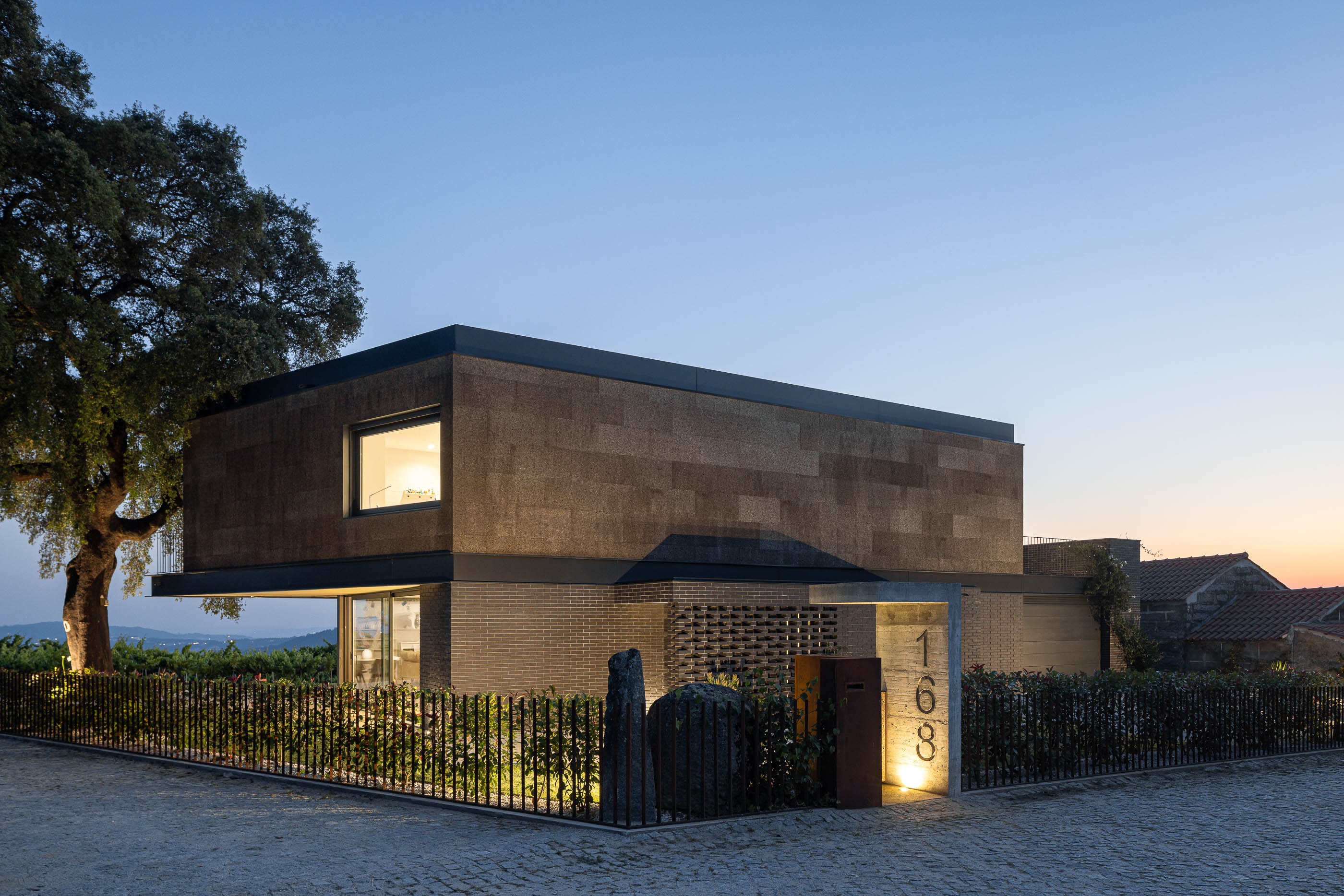 Casa do Sobreiro com arquitetura Skemba e fotografia de Ivo Tava