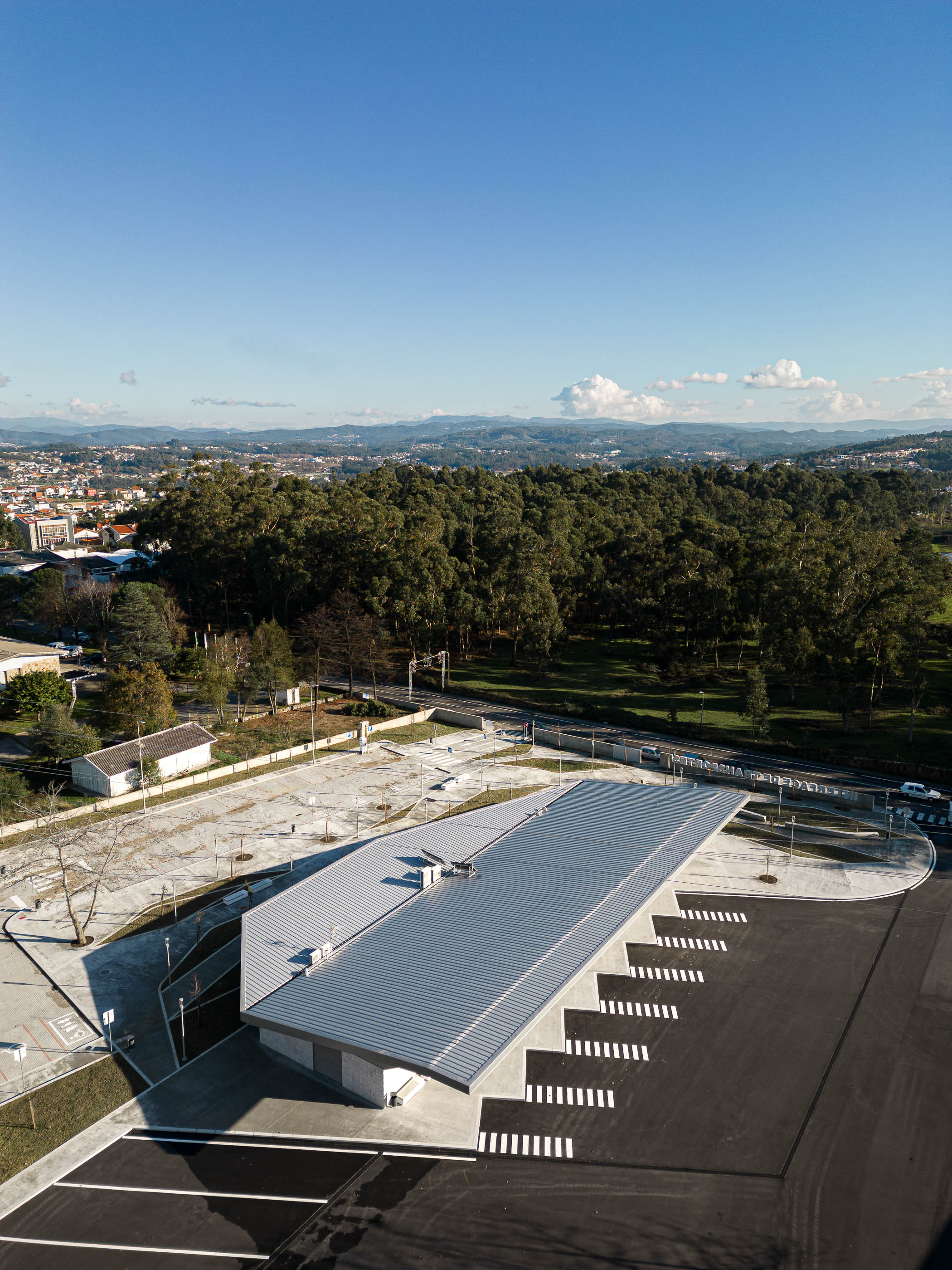 Interface de transportes de Lourosa com arquitetura Lopes da Costa e fotografia Ivo Tavares Studio