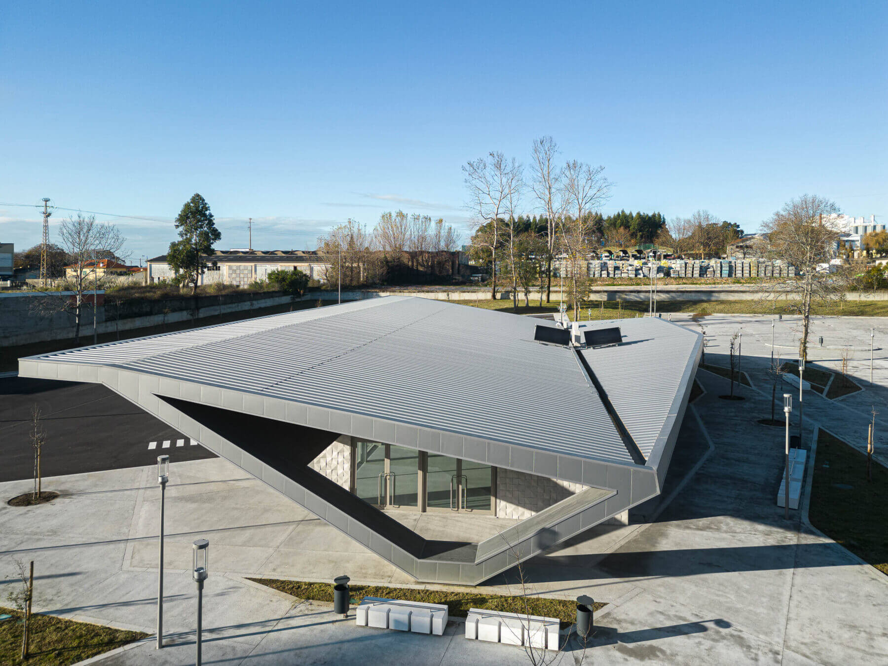 Interface de transportes de Lourosa com arquitetura Lopes da Cos