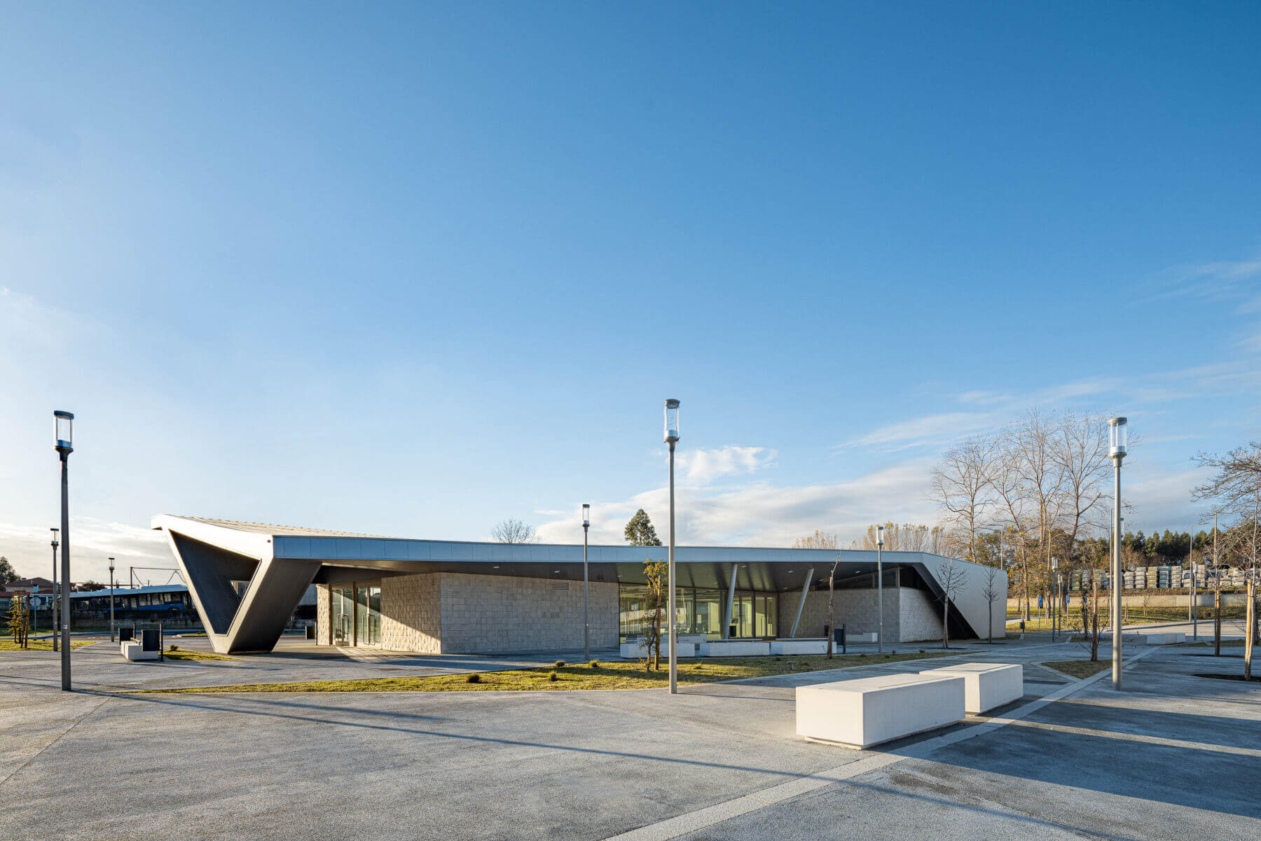 Interface de transportes de Lourosa com arquitetura Lopes da Costa e fotografia Ivo Tavares Studio