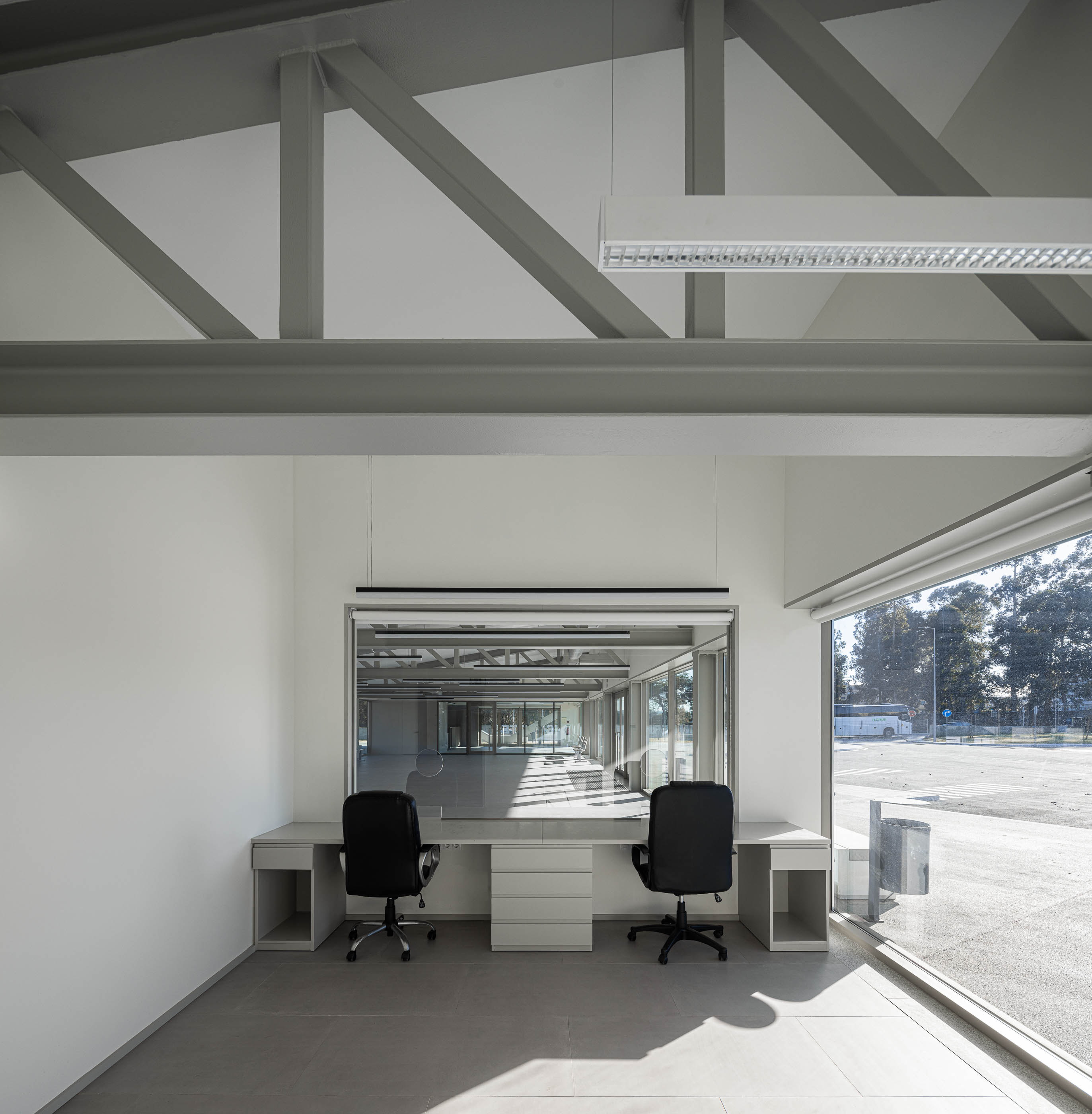 Interface de transportes de Lourosa com arquitetura Lopes da Costa e fotografia Ivo Tavares Studio