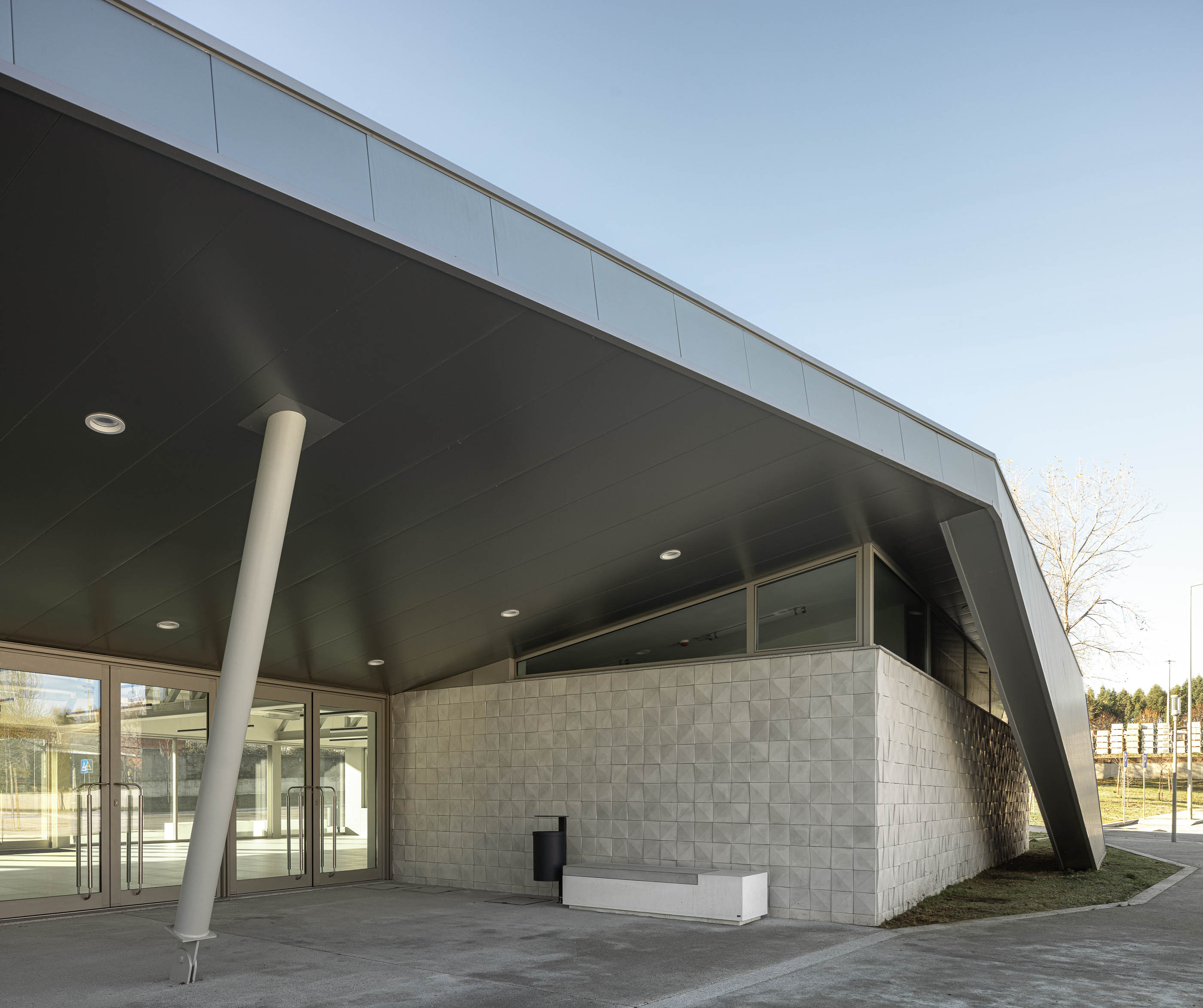 Interface de transportes de Lourosa com arquitetura Lopes da Costa e fotografia Ivo Tavares Studio