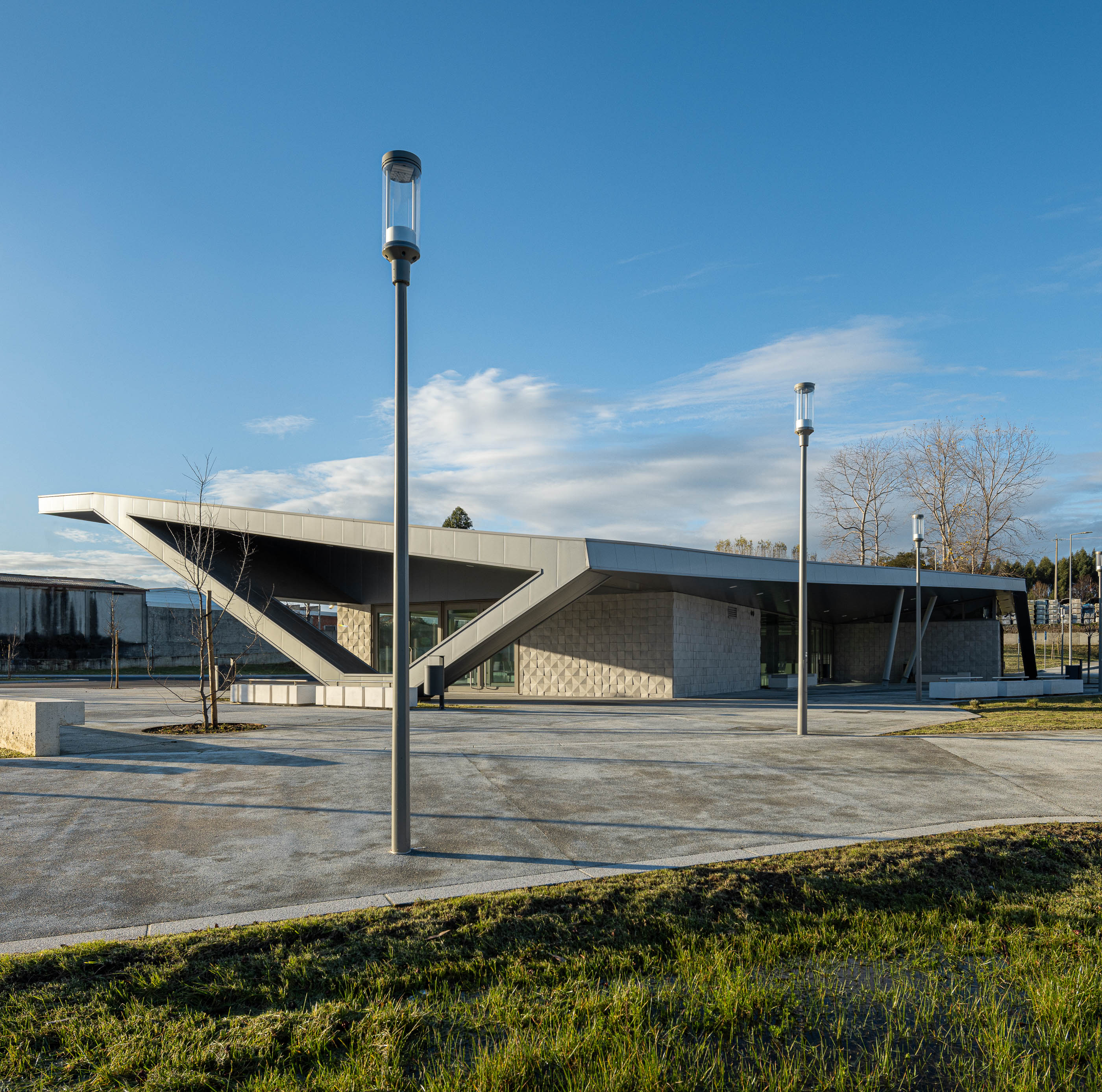 Interface de transportes de Lourosa com arquitetura Lopes da Cos
