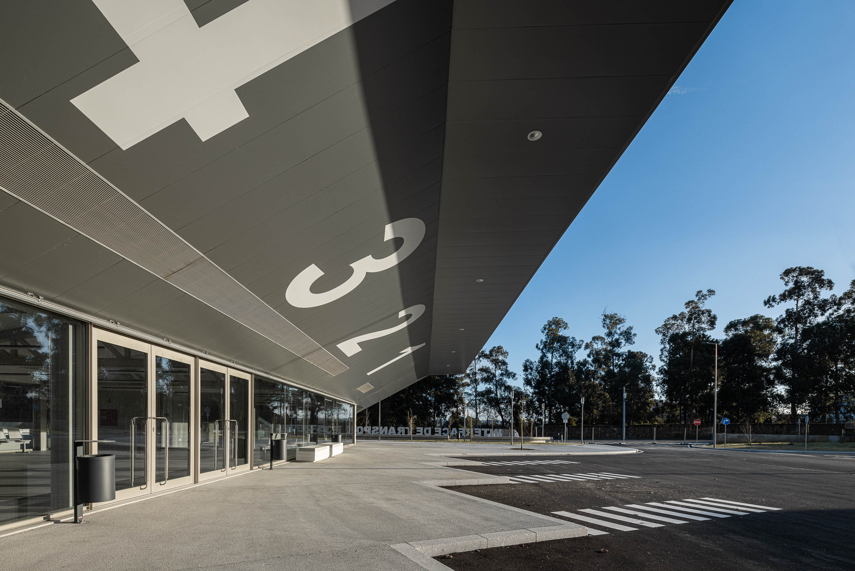 Interface de transportes de Lourosa com arquitetura Lopes da Cos