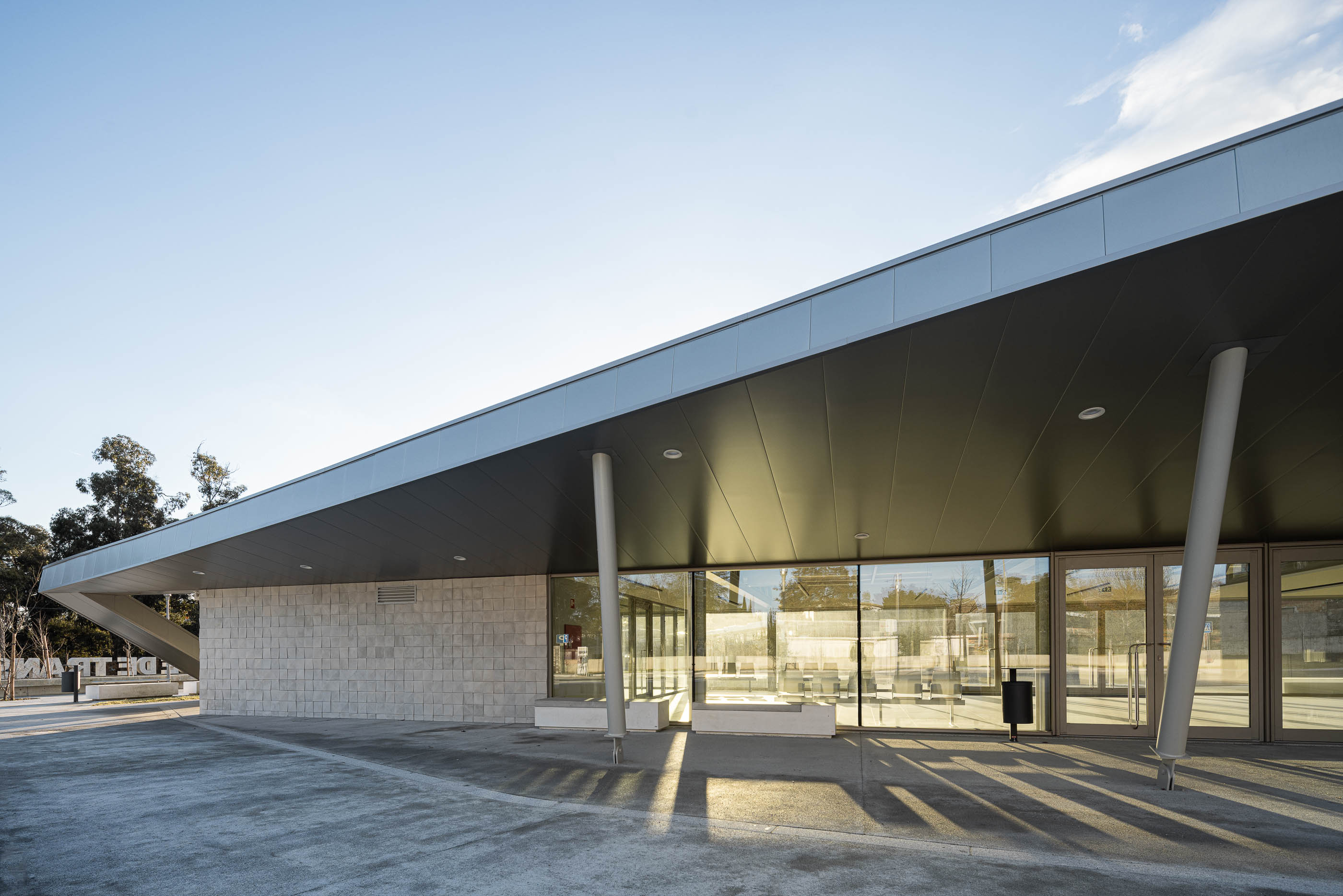 Interface de transportes de Lourosa com arquitetura Lopes da Costa e fotografia Ivo Tavares Studio