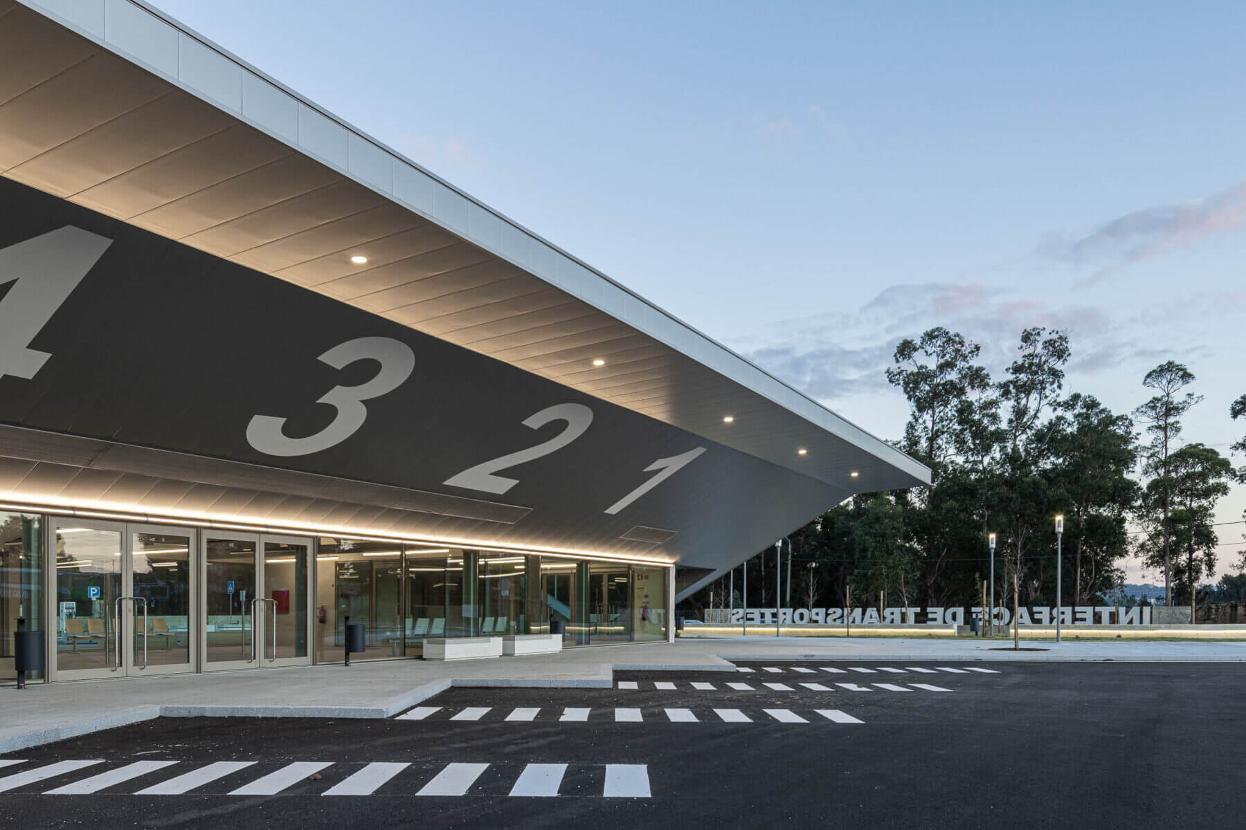 Interface de transportes de Lourosa com arquitetura Lopes da Costa e fotografia Ivo Tavares Studio