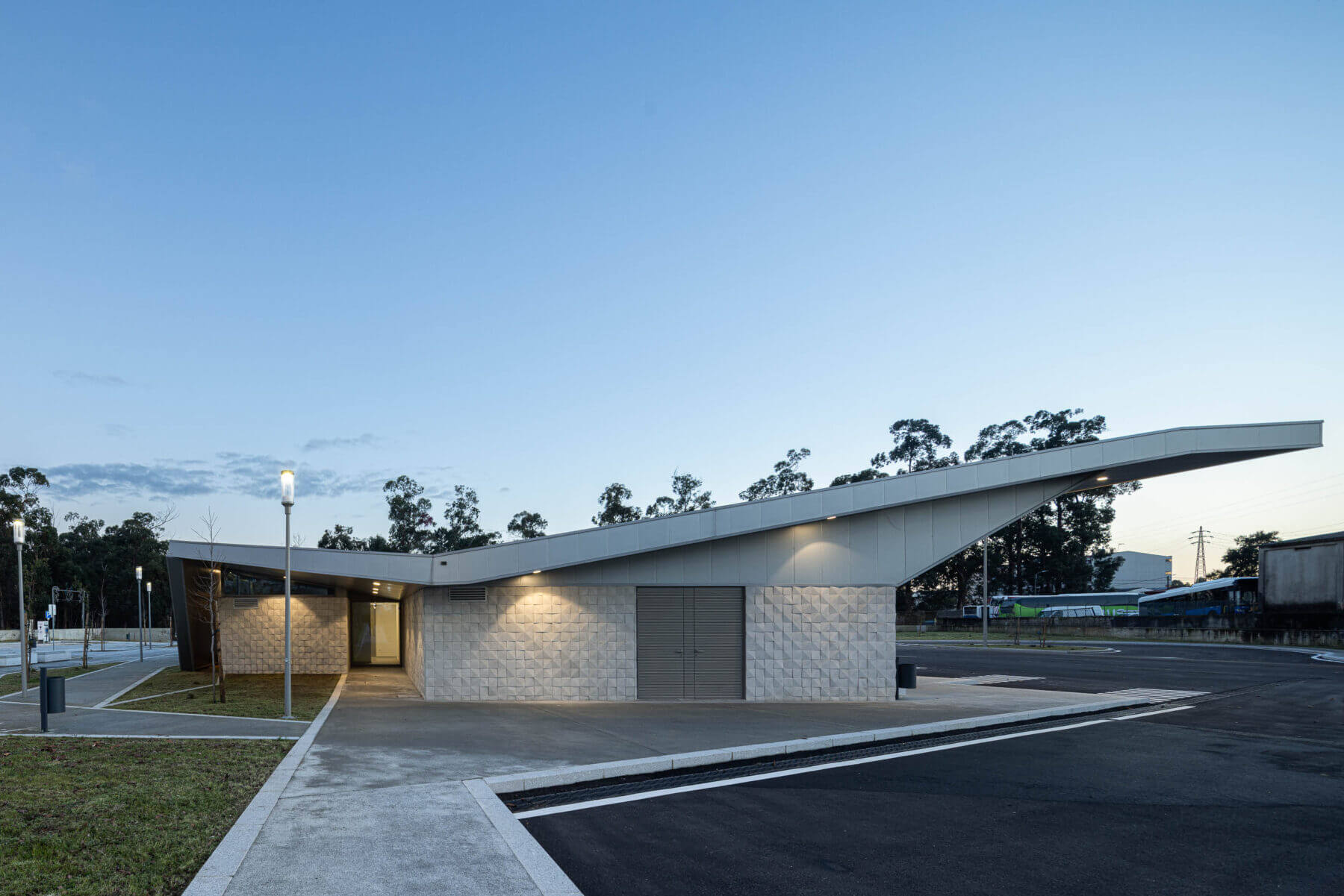 Interface de transportes de Lourosa com arquitetura Lopes da Costa e fotografia Ivo Tavares Studio