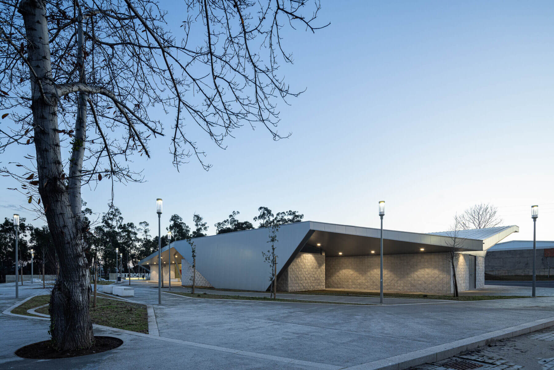 Interface de transportes de Lourosa com arquitetura Lopes da Cos