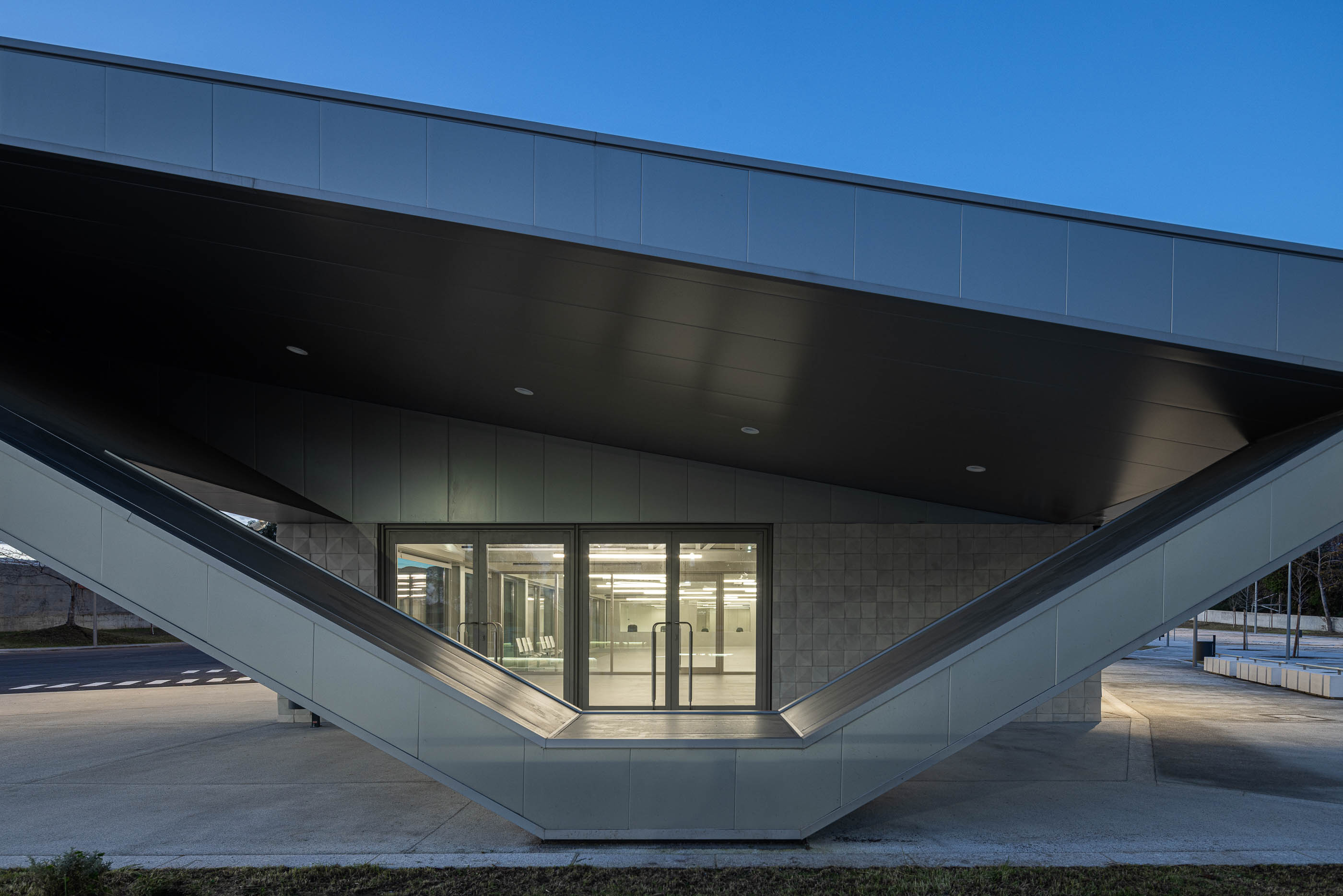 Interface de transportes de Lourosa com arquitetura Lopes da Costa e fotografia Ivo Tavares Studio