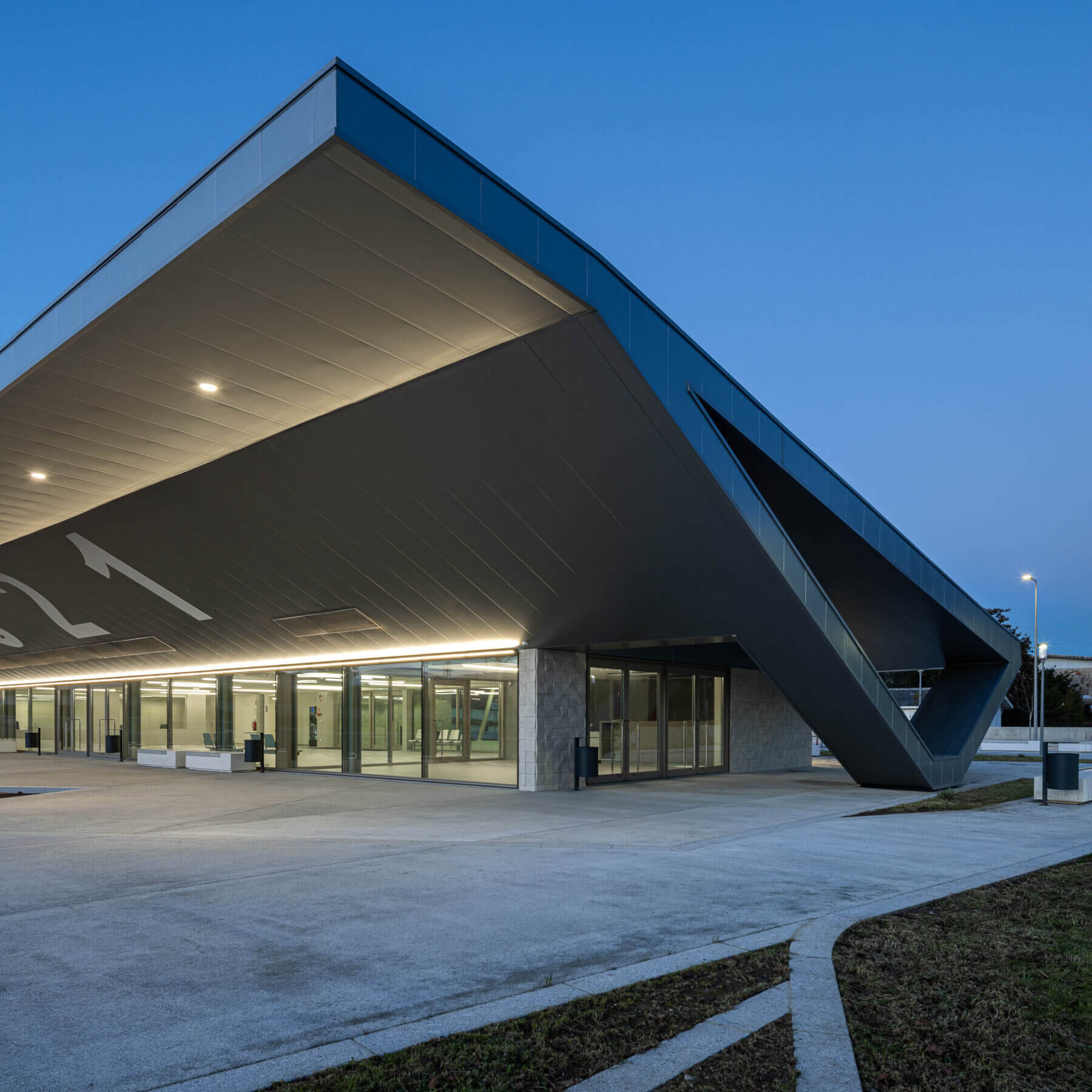 Interface de transportes de Lourosa com arquitetura Lopes da Cos