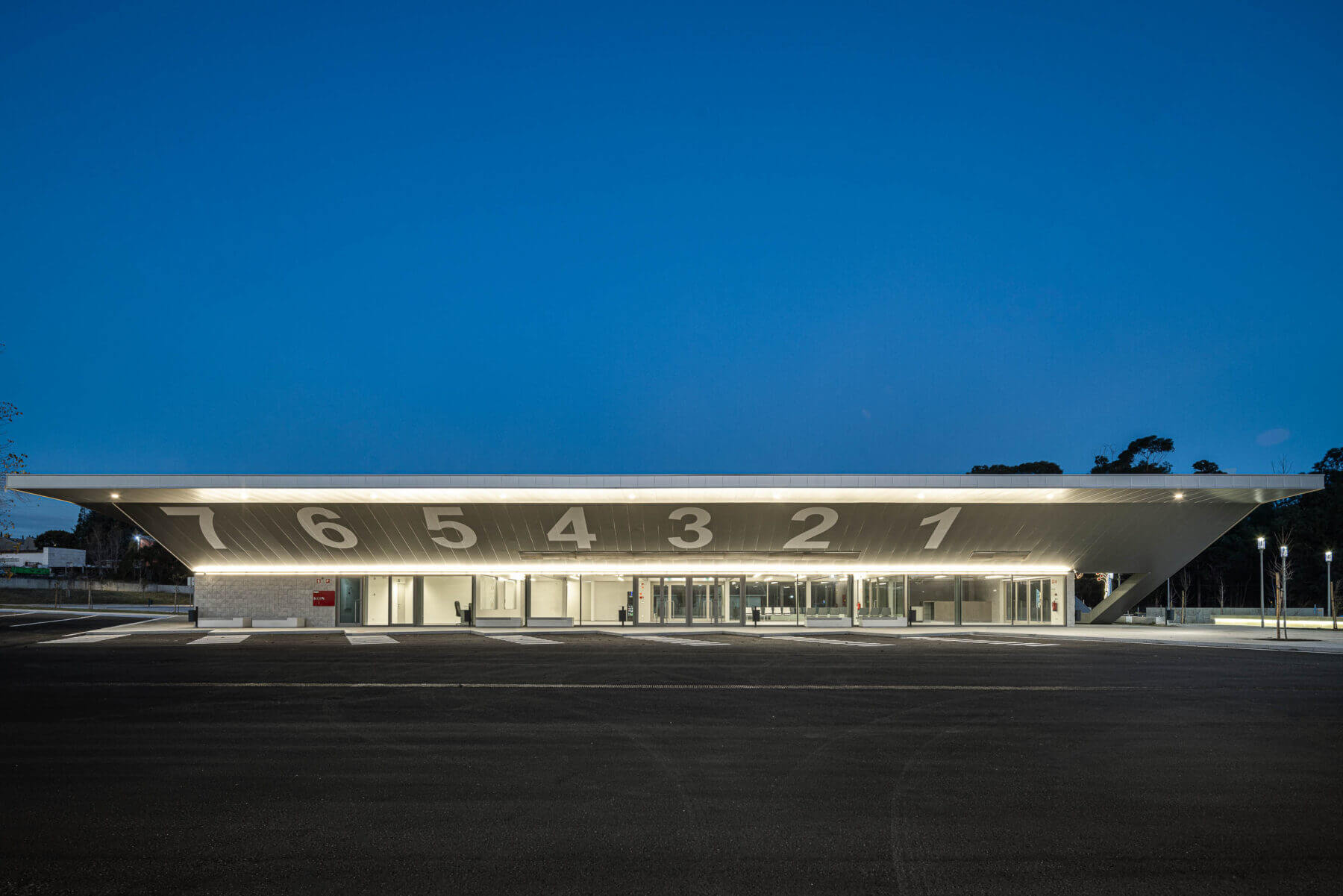 Interface de transportes de Lourosa com arquitetura Lopes da Costa e fotografia Ivo Tavares Studio