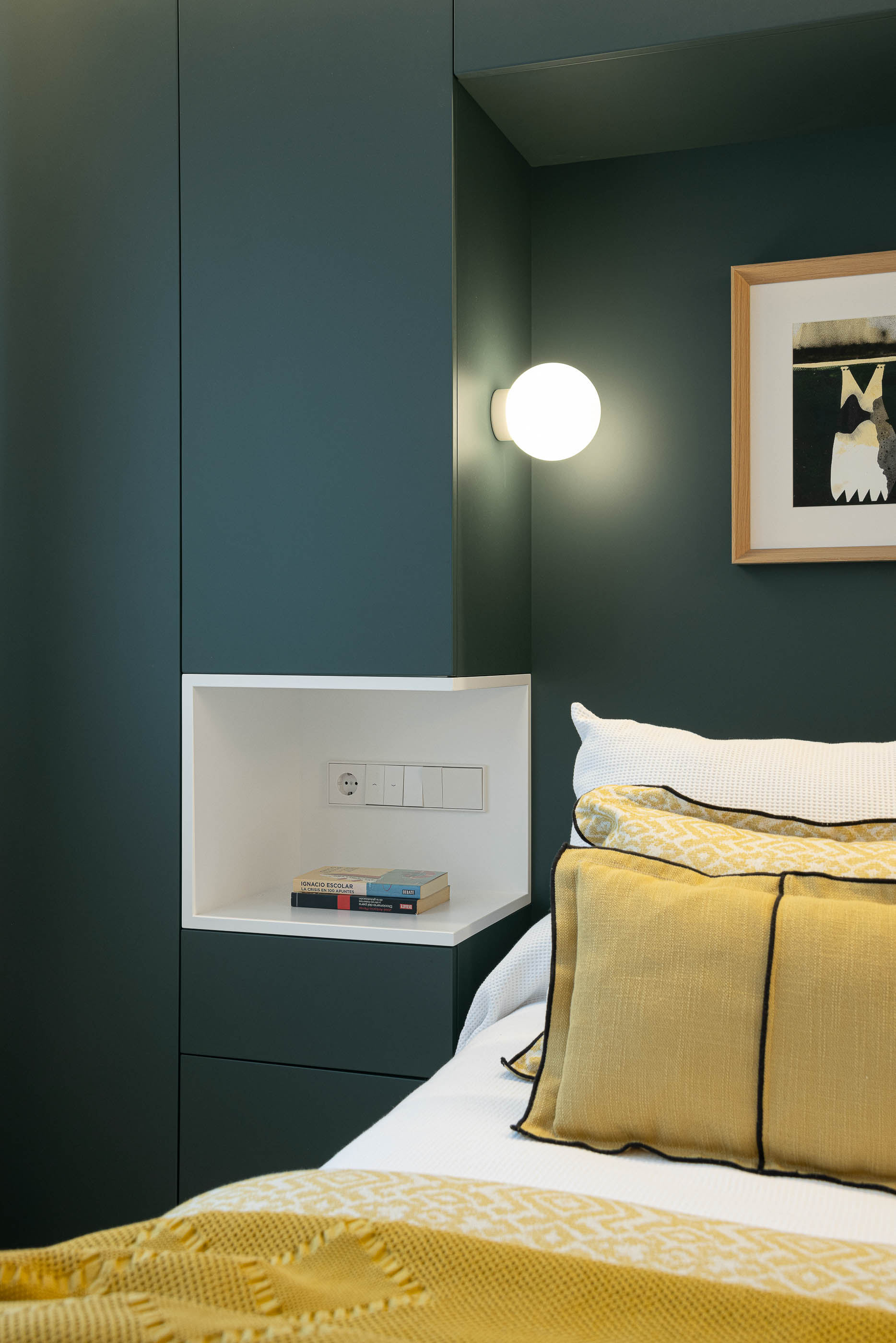 Quarto, detalhe da cabeceira verde escura com candeeiro de parede e prateleira branca. — Reforma Apartamento CV em Avilés arquitetura David Olmos Arquitectos em Avilés