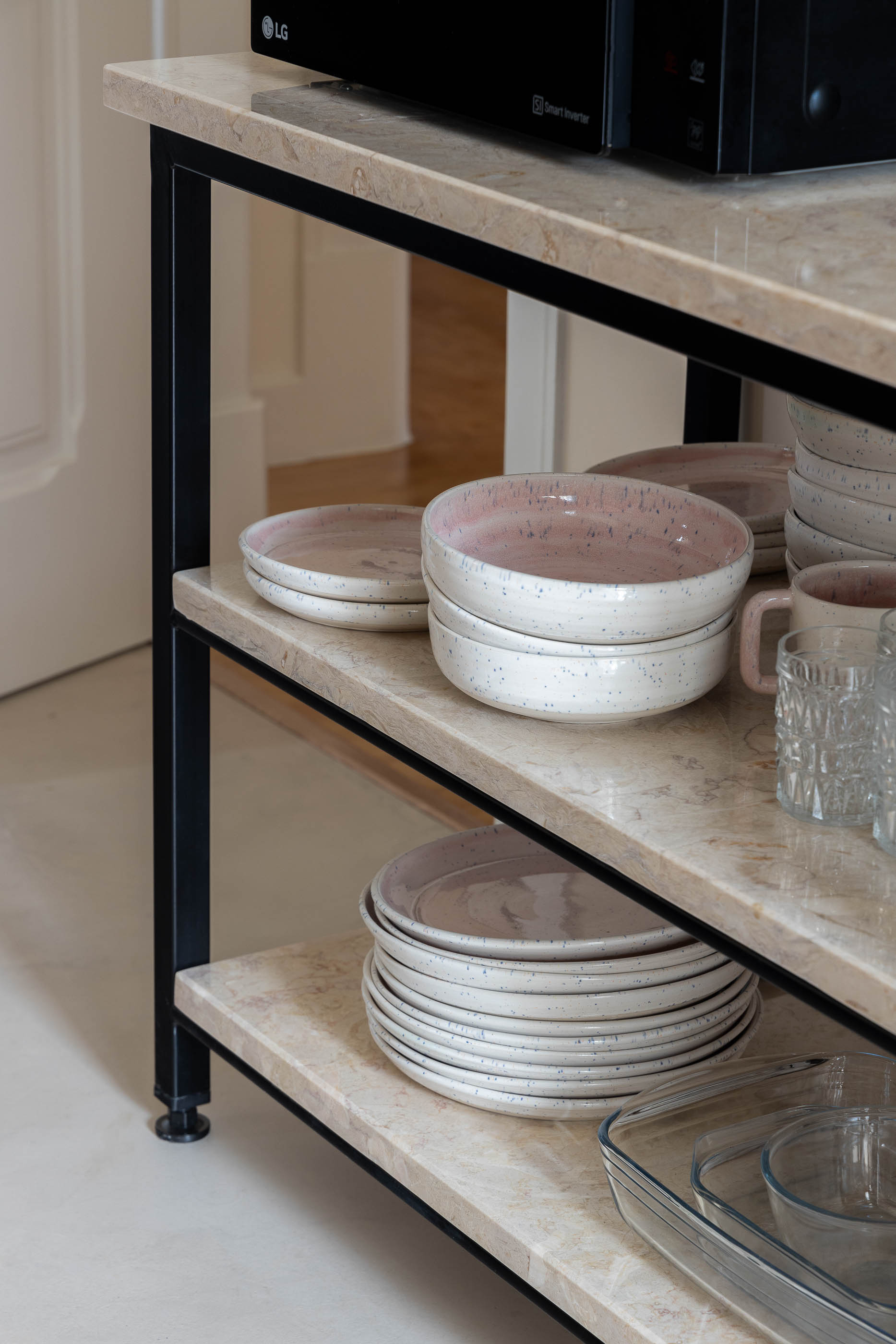 Cozinha: Detalhe da bancada em pedra com estrutura metálica, loiça rosa e branca. — Apartamento da Penha arquitetura Paulo Moreira Architectures em Lisboa