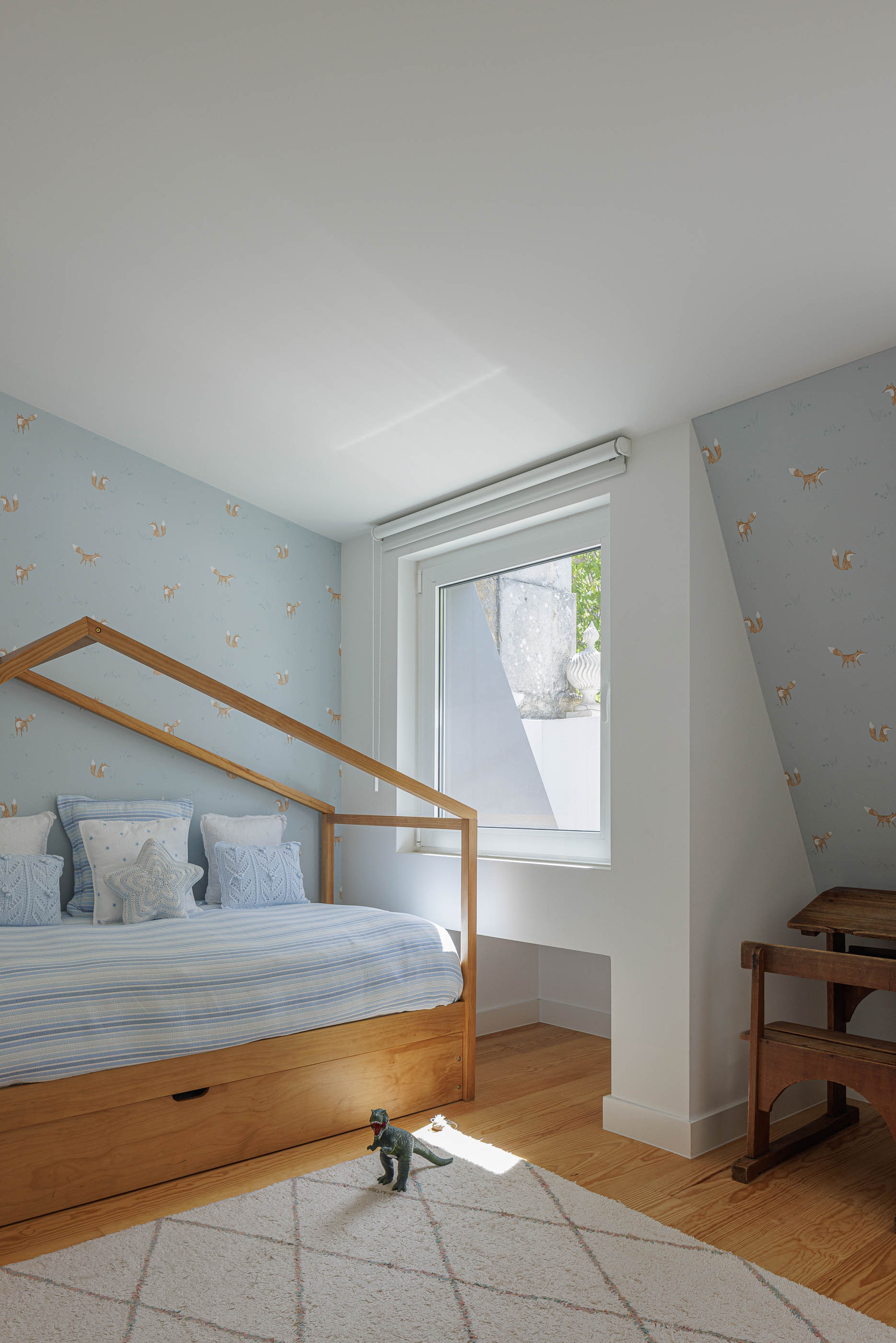 Quarto de criança: Cama de madeira com dossel, papel de parede com padrão de raposas e secretária antiga. — Possidónio da Silva 37 arquitetura Fragmentos em Lisboa