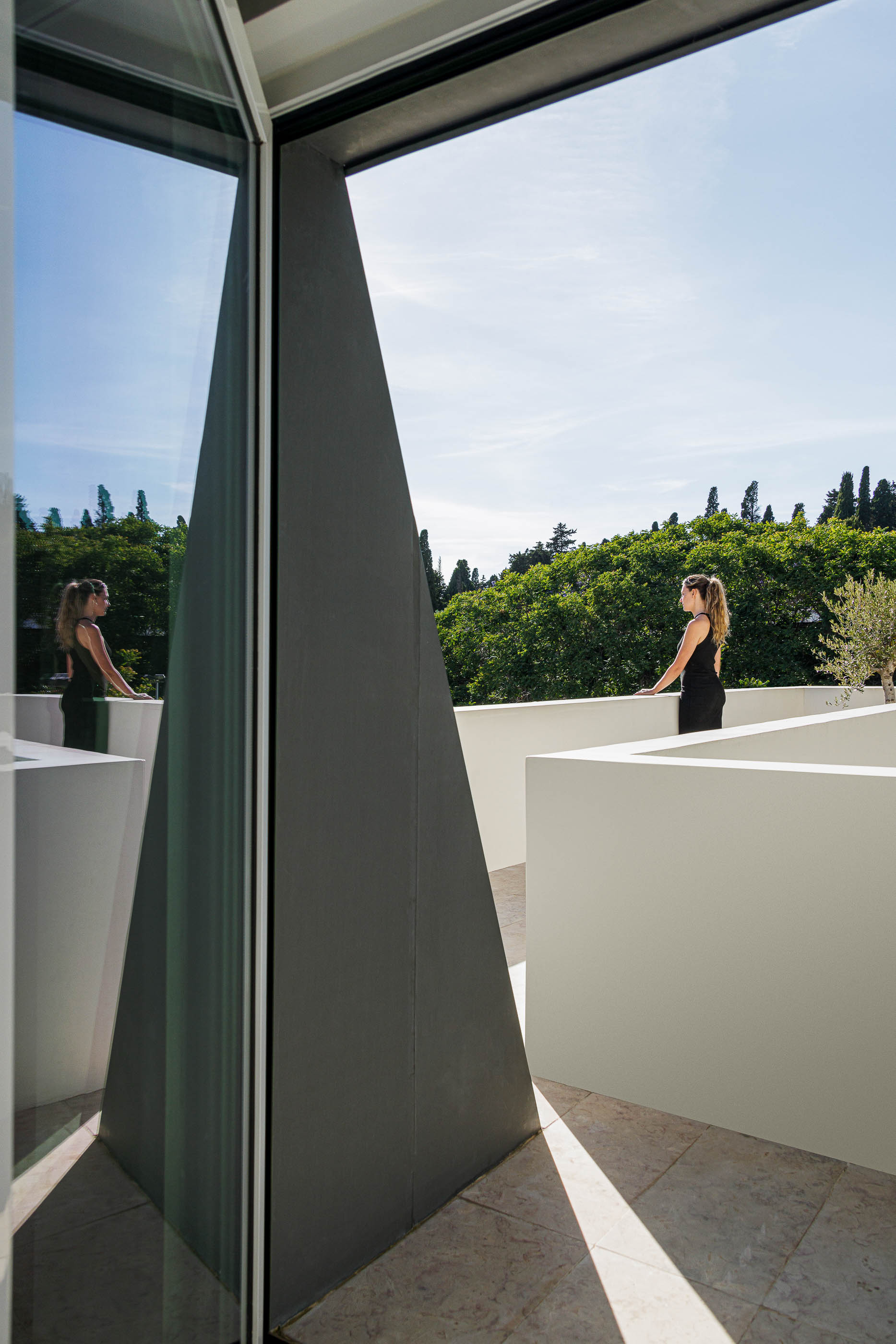 Terraço: Vista angular com elementos arquitetónicos geométricos e reflexo da paisagem no vidro. — Possidónio da Silva 37 arquitetura Fragmentos em Lisboa