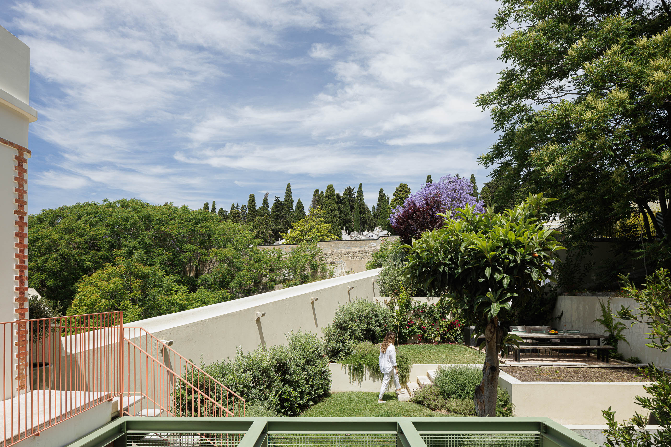 Jardim: Relvado, vegetação variada e mesa de piquenique de madeira, com escadas de acesso. — Possidónio da Silva 37 arquitetura Fragmentos em Lisboa