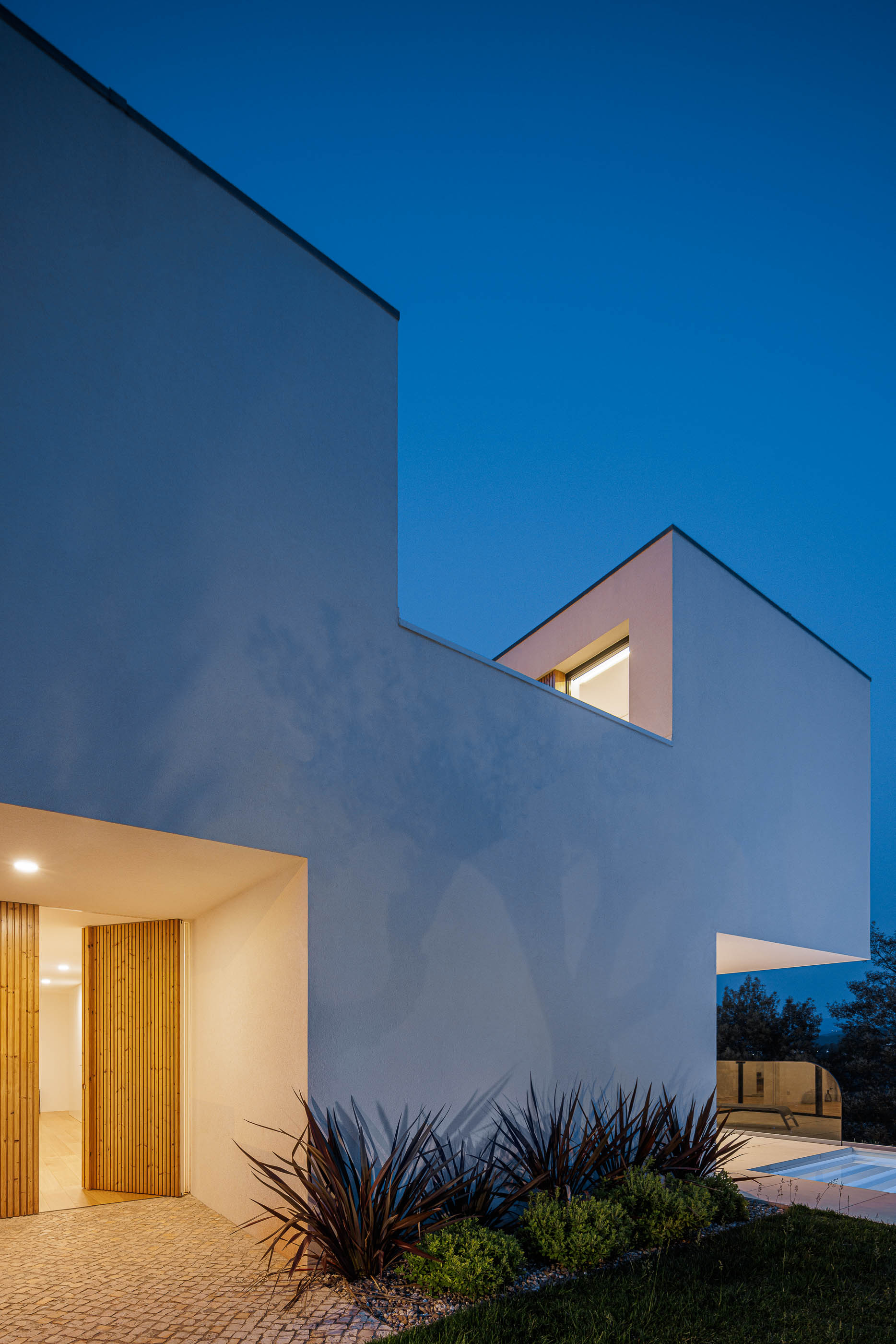 Casa JC de Mario Alves Arquitecto e fotografias de Ivo Tavares