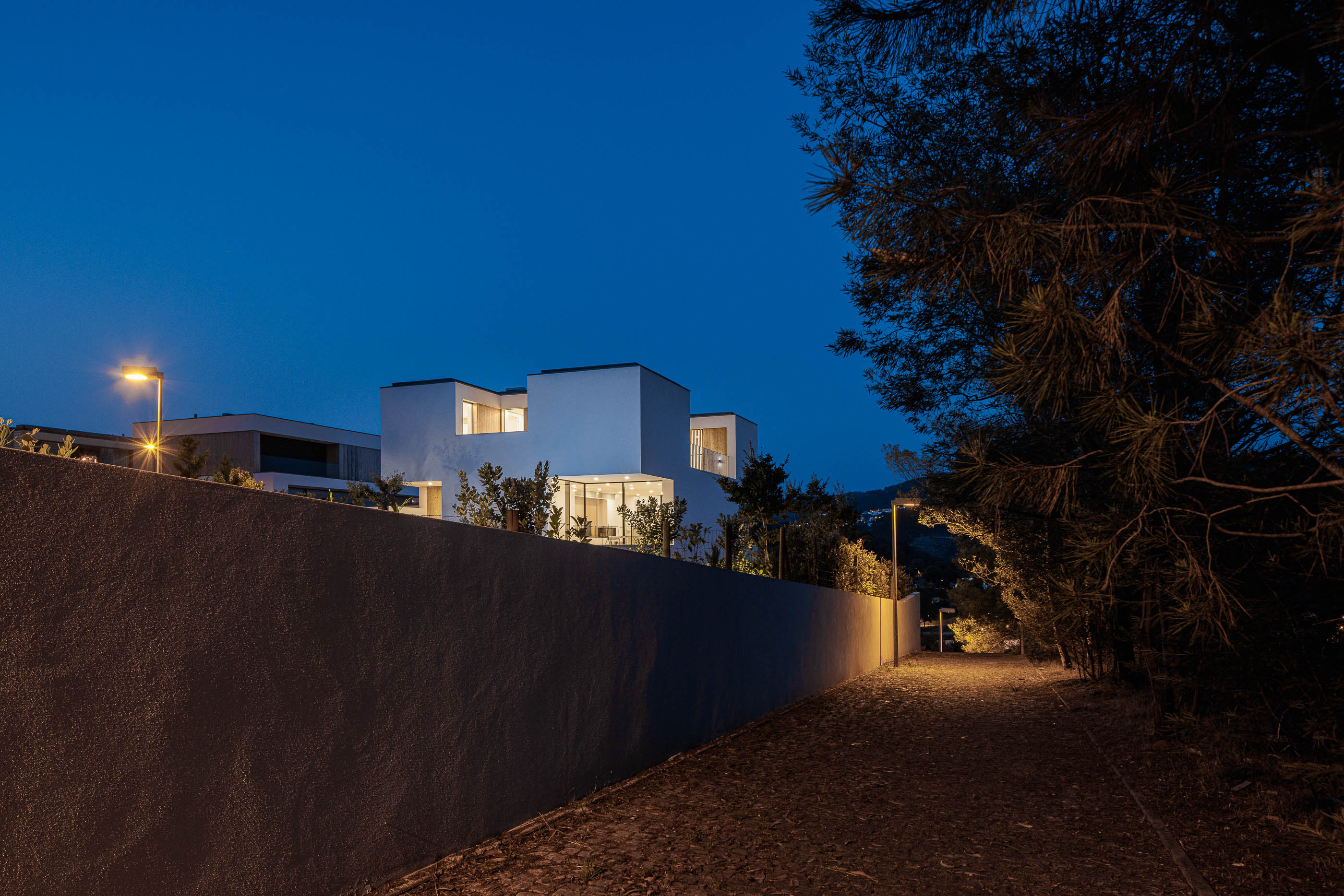 Casa JC de Mario Alves Arquitecto e fotografias de Ivo Tavares