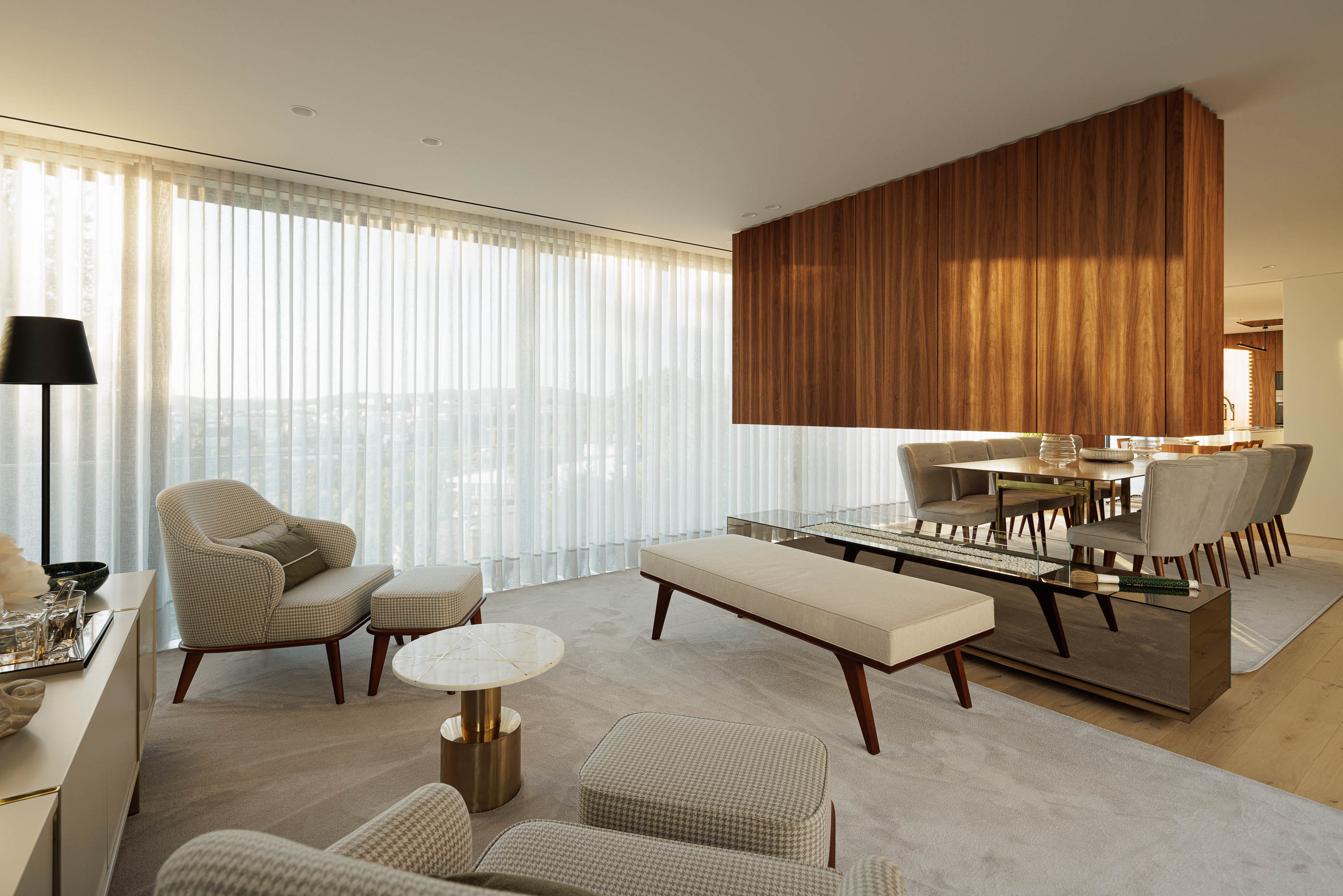 Sala de estar: Sofás e cadeirões estofados, mesa de centro e painel em madeira na parede. — CASA [EN]COSTA arquitetura Hous3 em Guimarães