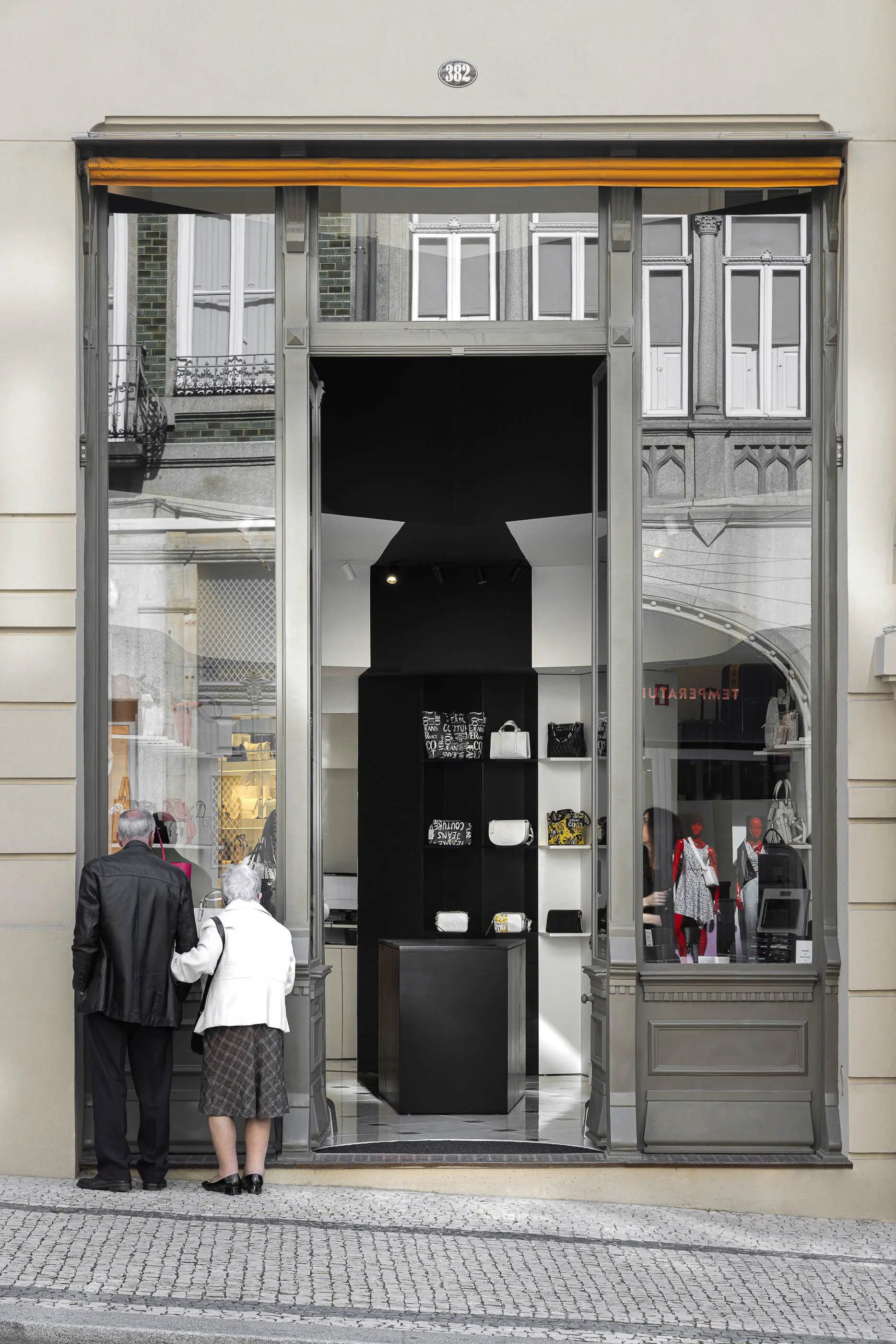 Loja Teresinha Carteiras no Bolh&atilde;o com arquitetura Anarchlab e fotografia Ivo Tavares Studio