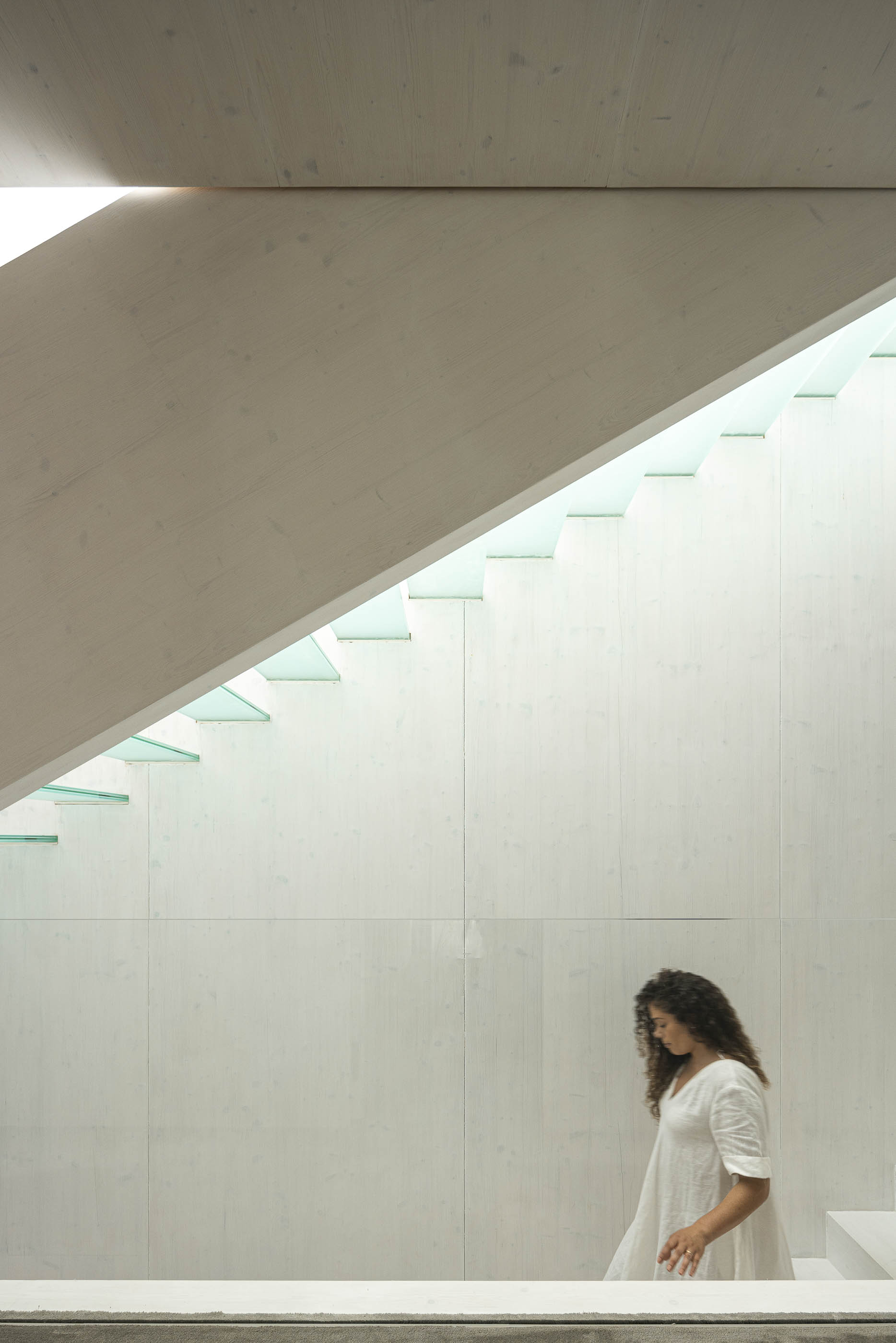 Escadas: Escadas com degraus em vidro, paredes brancas e iluminação zenital. — Casa do Parque arquitetura Paulo Martins Arquitectura e Design em Aveiro
