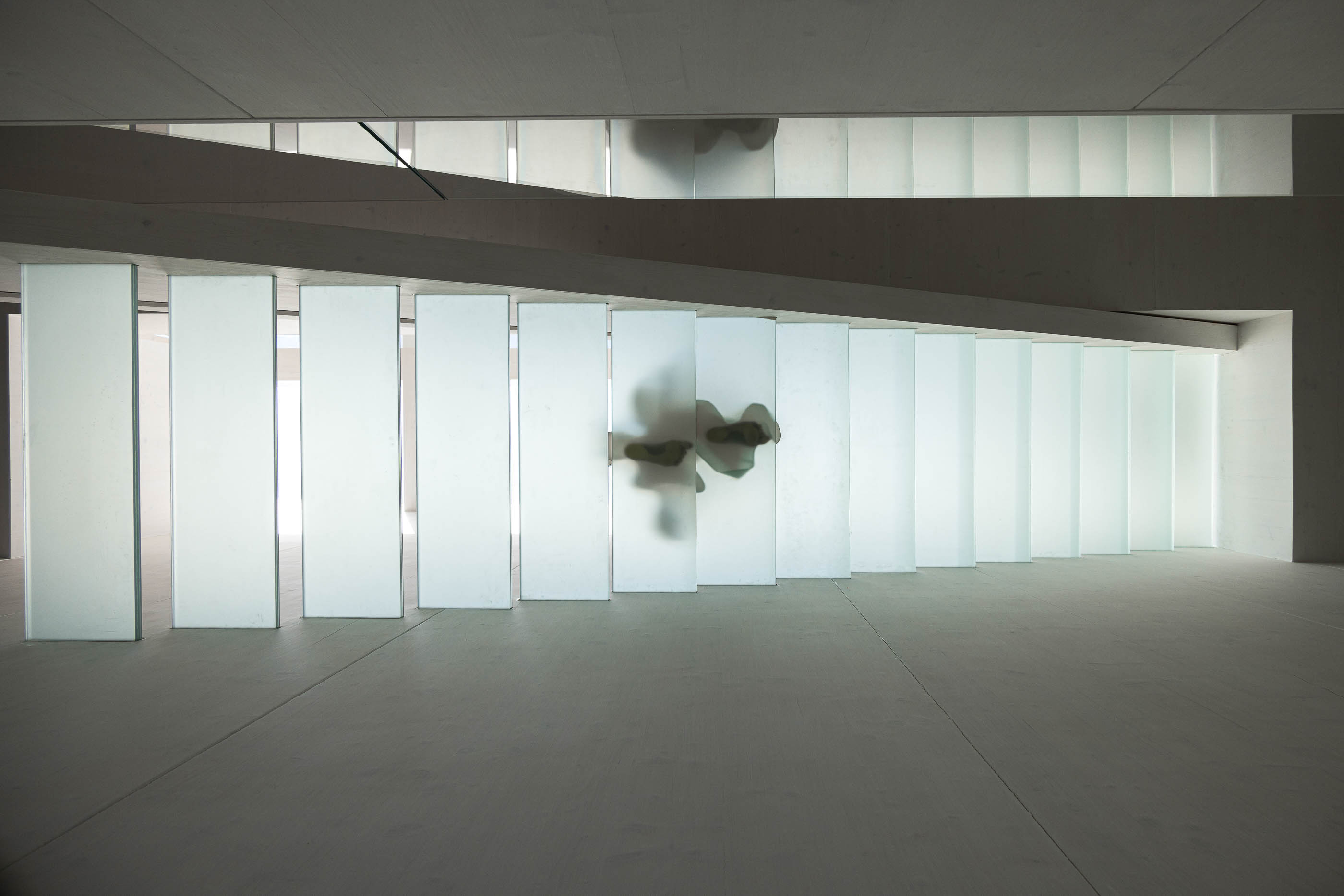 Escadas: Degraus em vidro translúcido, criando um efeito de luz e sombra no pavimento. — Casa do Parque arquitetura Paulo Martins Arquitectura e Design em Aveiro