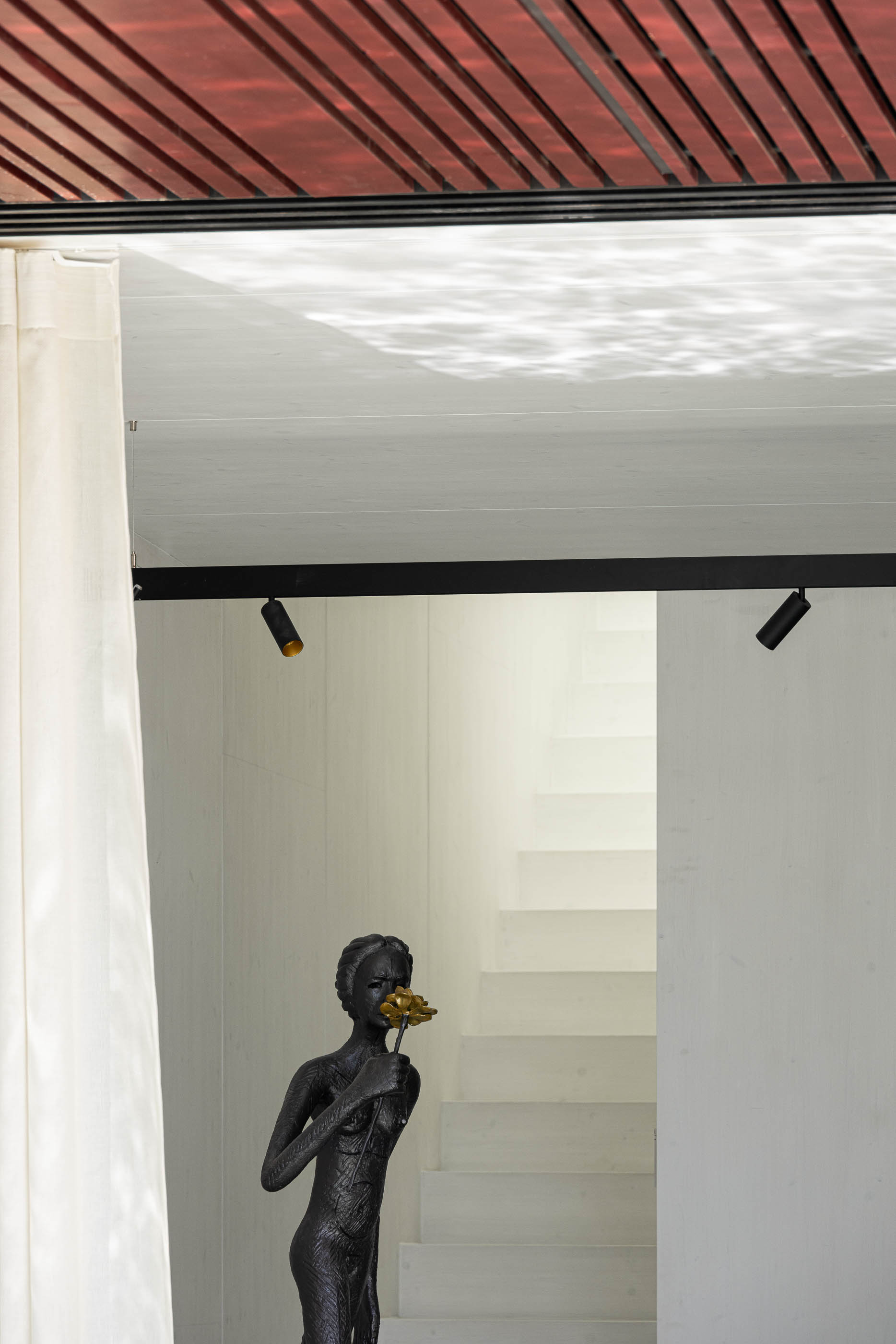 Hall de entrada: Escultura moderna, escadas brancas e cortina branca translúcida. — Casa do Parque arquitetura Paulo Martins Arquitectura e Design em Aveiro