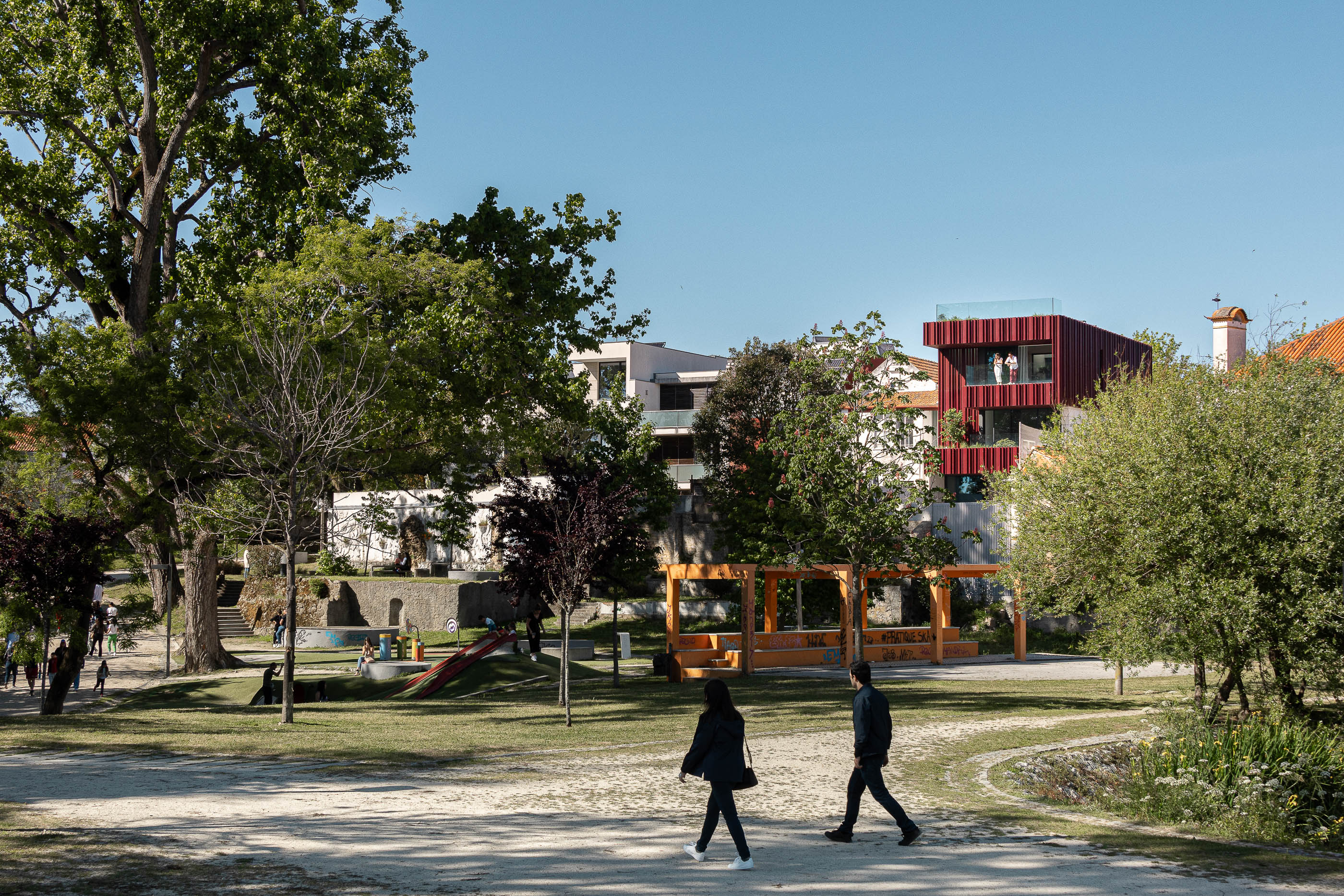 Exterior: Vista da casa a partir do parque, com vegetação e outras construções. — Casa do Parque arquitetura Paulo Martins Arquitectura e Design em Aveiro