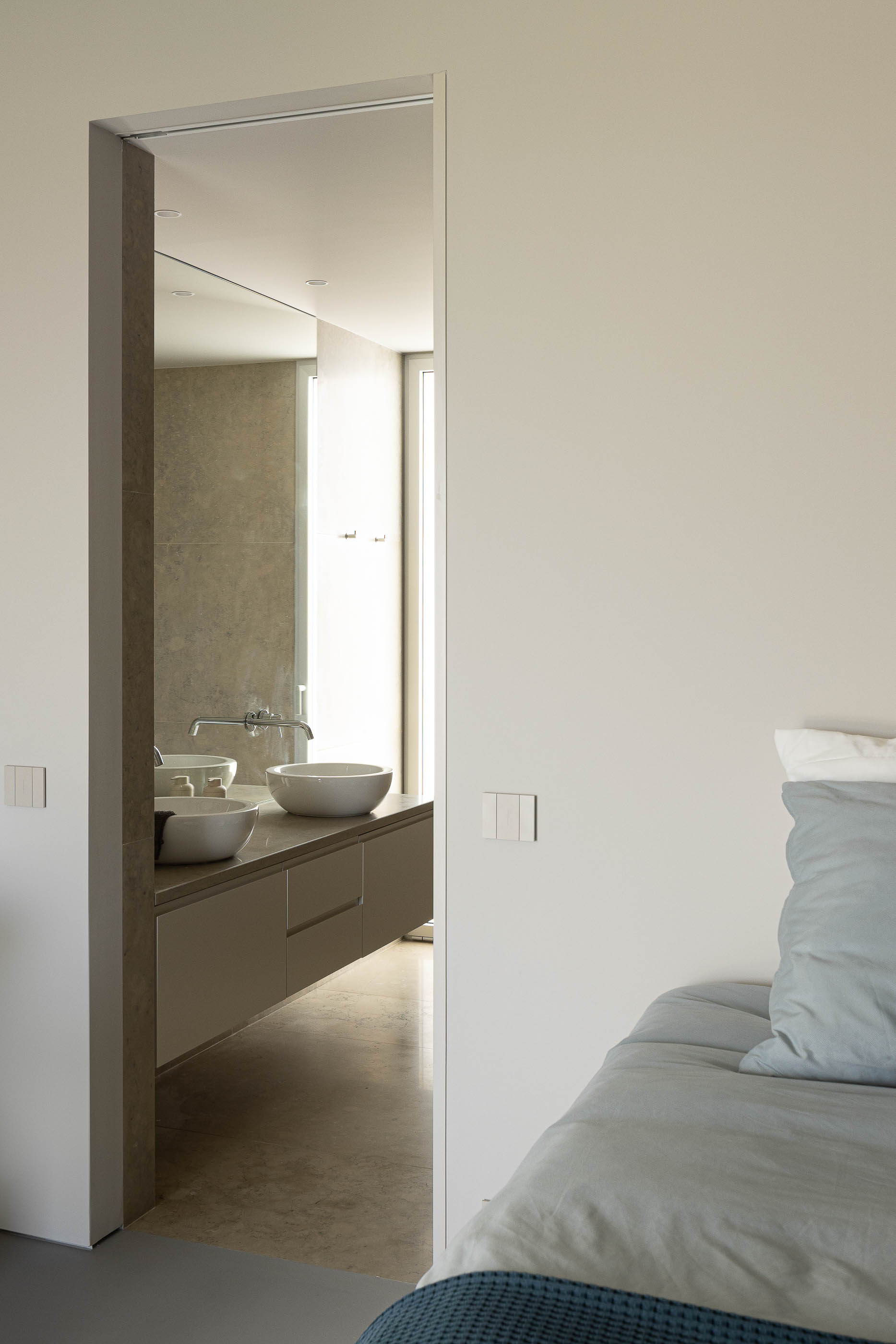 Quarto: Quarto minimalista com cama de solteiro, mesa de cabeceira e alcatifa pequena. — Casa na Romeira arquitetura dp arquitectos em Santarém