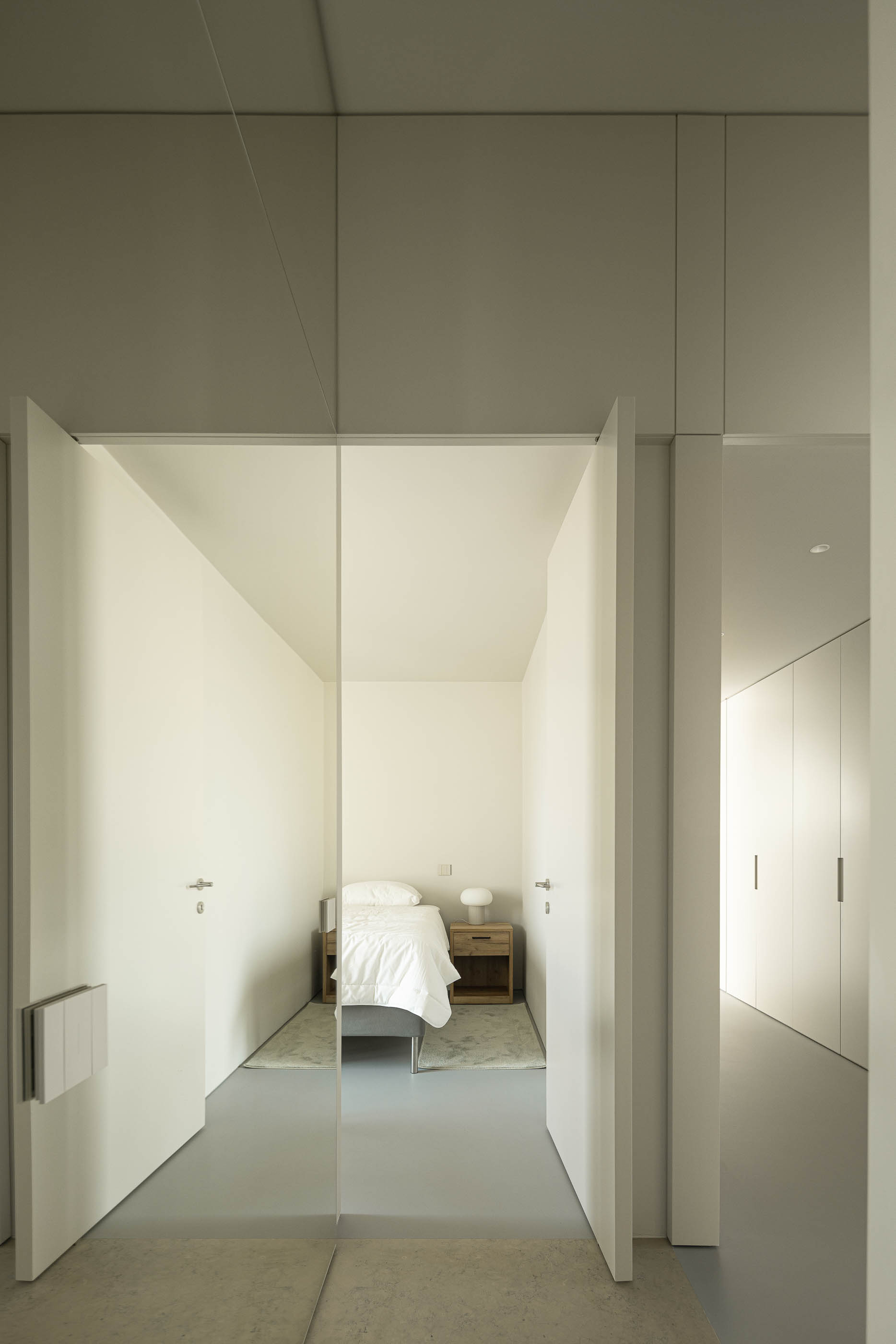 Casa de banho: Casa de banho com dois lavatórios de pousar, espelhos e luz natural. Pavimento cerâmico. — Casa na Romeira arquitetura dp arquitectos em Santarém