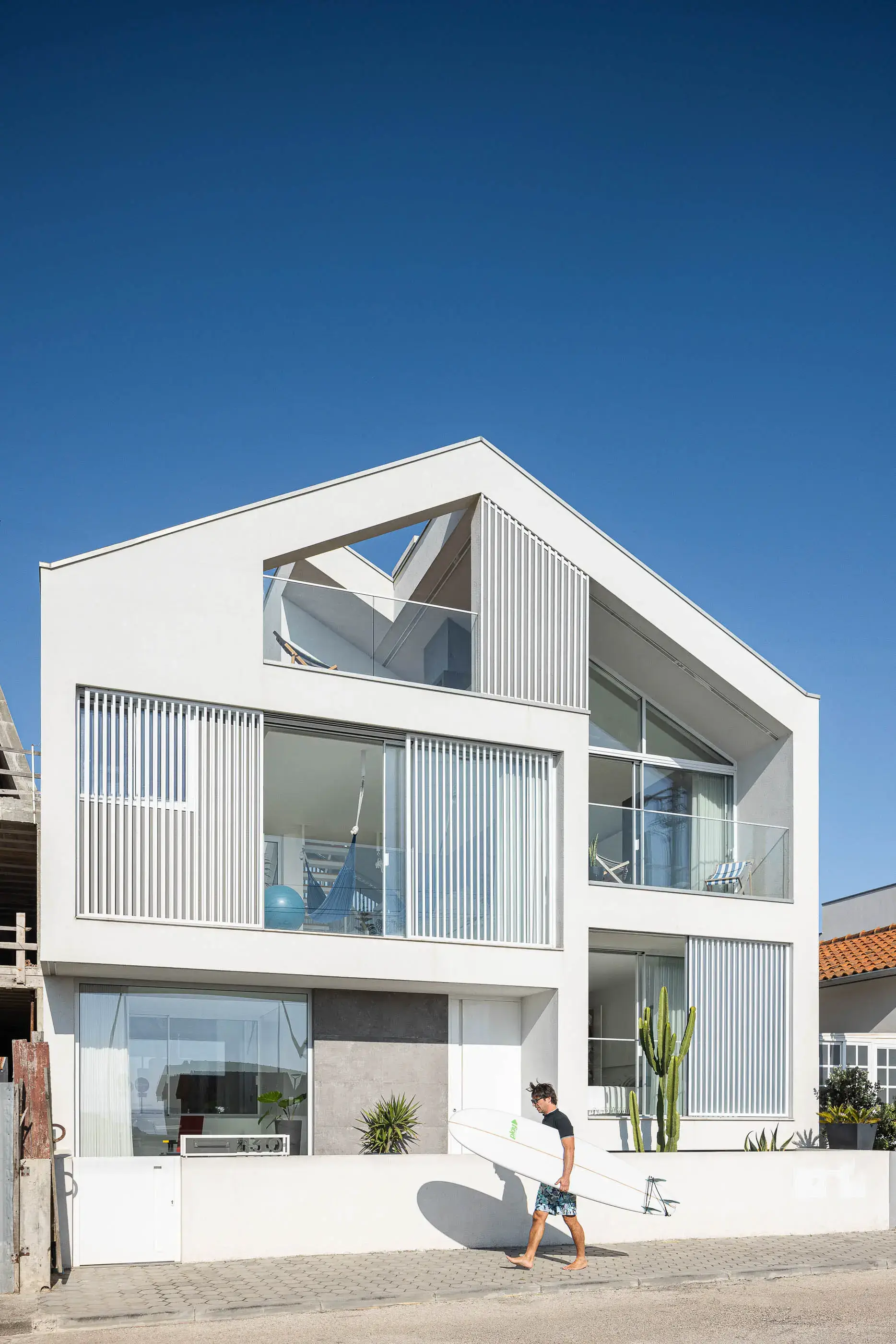 Casa cor de Sal na Costa Nova de Romulo Neto Arquitecto e fotografia Ivo Tavares Studio